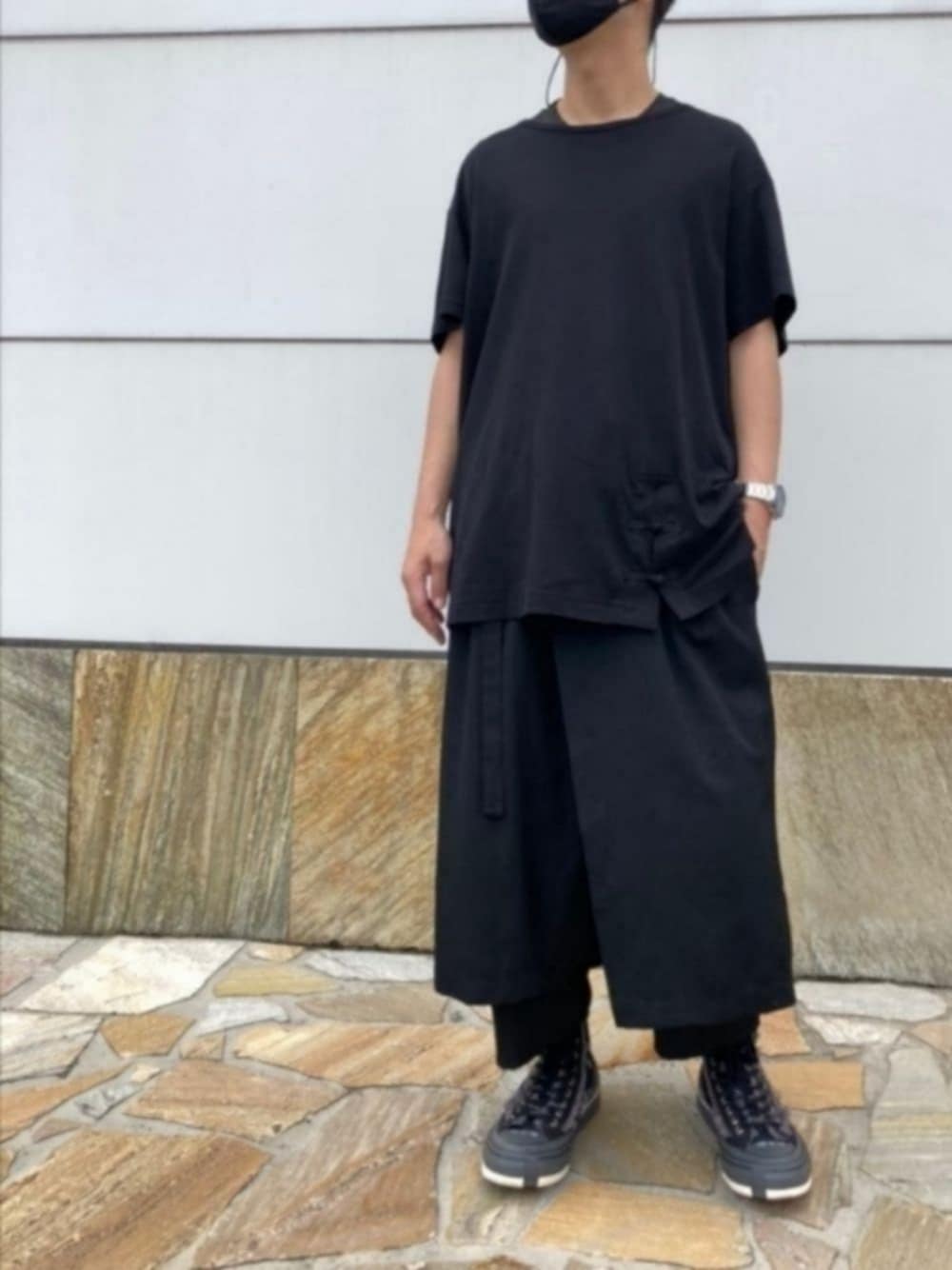 「シンプルコーデ、オールブラック、モード、モード系、ブラック、スニーカー、yohji yamamoto pour homme、yohji yamamoto 、レイヤードスタイル、xvessel、Tシャツ、大人カジュアル、ハイカットスニーカー、ラップパンツ」｜「Yohji Yamamoto POUR HOMMEのアイテム（Tシャツ/カットソー、ブラック系）」を使った、ryoさん（メンズ・172cm）の秋コーディネートの1枚目の写真