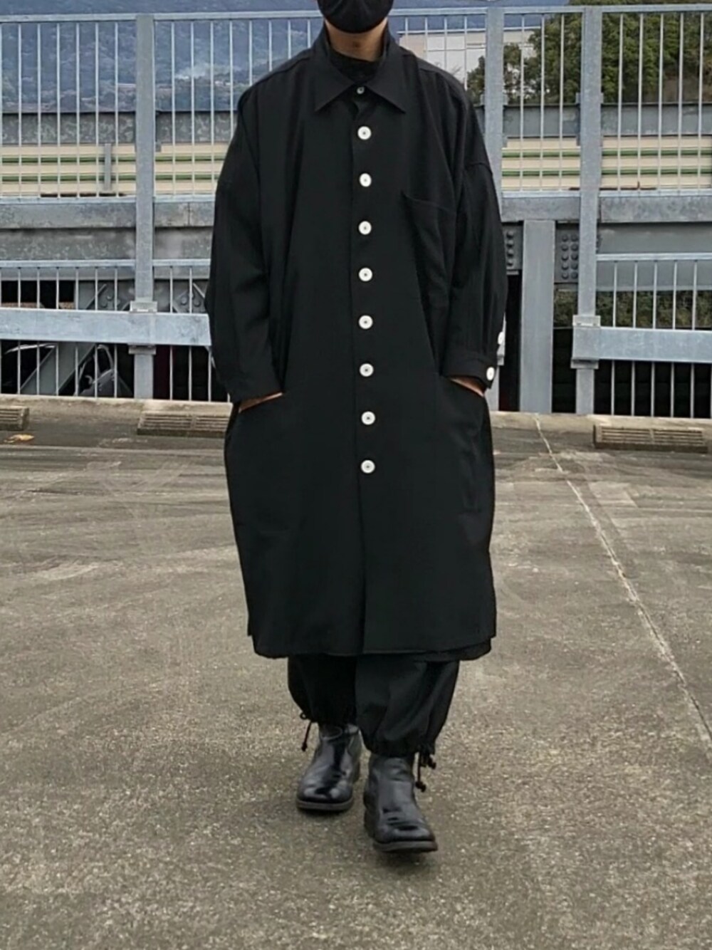 「yohji yamamoto、yohji yamamoto pour homme、GroundY、ブラックコーデ、ブラック、白釦、バルーンパンツ、シャツコート、カルペディエム、シャツ、シンプルコーデ、オーバーサイズ、モード、モード系、モードコーデ」｜「Yohji Yamamoto POUR HOMMEのM-BIGシャツコート白釦A(BLACK)（その他アウター、ブラック系）」を使った、ryoさん（メンズ・172cm）の冬コーディネートの1枚目の写真