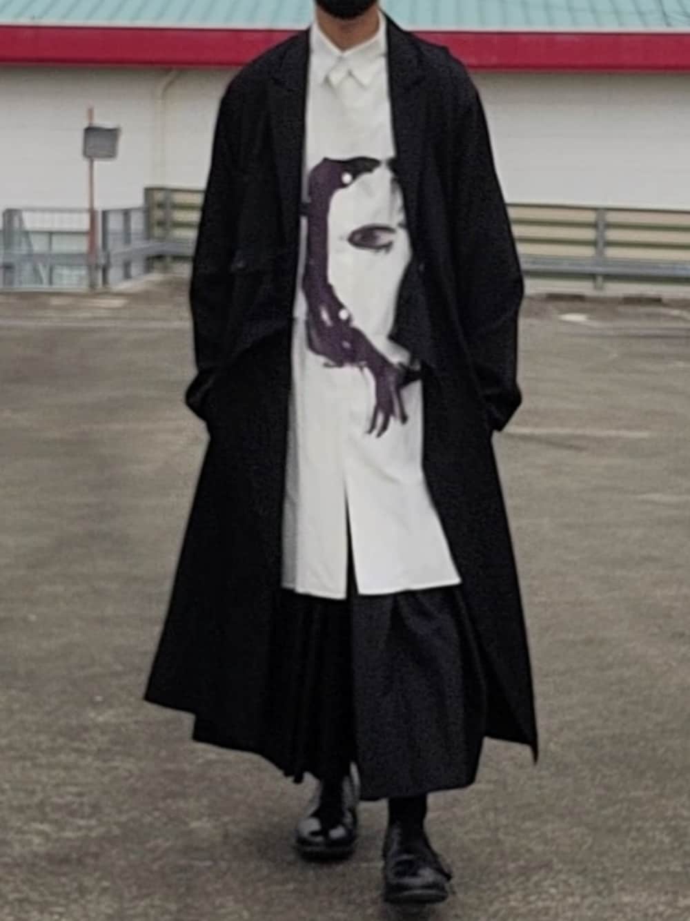 「モノトーンコーデ、白、黒、朝倉優佳、yohji yamamoto pour homme、yohjiyamamoto、モード、モード系、シンプル、今日のコーデ、冬のコーデ、ハカマパンツ、コートスタイル、シロシャツ、blackscandalyohjiyamamoto」｜「Yohji Yamamoto POUR HOMMEのフロントオープンスローチコート(ギャバ)（その他アウター、ブラック系）」を使った、ryoさん（メンズ・172cm）の冬コーディネートの1枚目の写真