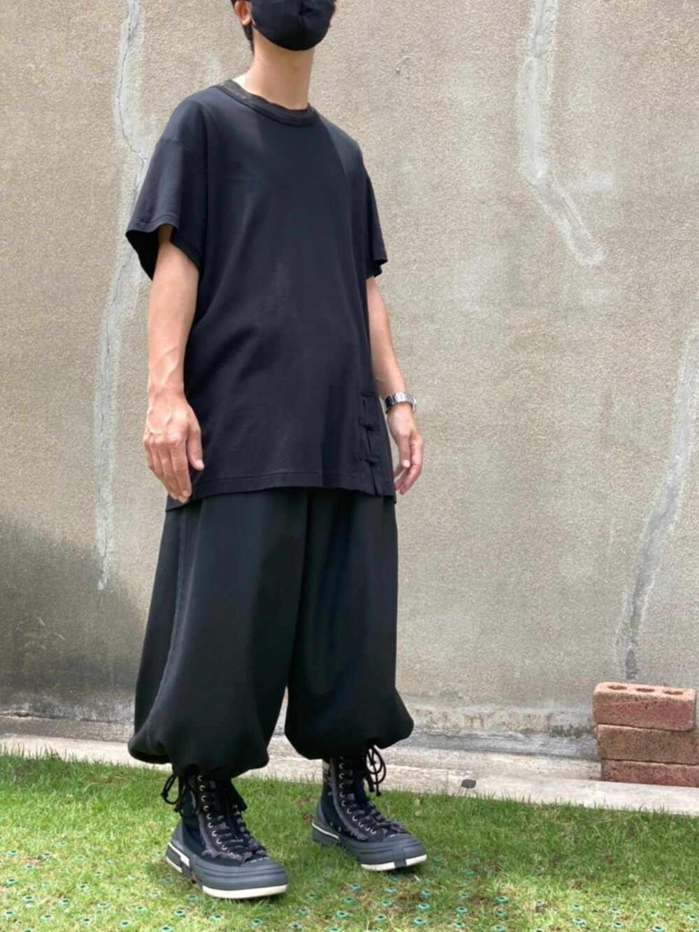 「夏コーデ、シンプルコーデ、おしゃれさんと繋がりたい、ビッグT、ブラックコーデ、モード、オールブラック、いいね、save、フォローお願いします🤑、きれいめカジュアル、スニーカーコーデ」｜「Yohji Yamamoto POUR HOMMEのアイテム（Tシャツ/カットソー、ブラック系）」を使った、ryoさん（メンズ・172cm）の夏コーディネートの1枚目の写真
