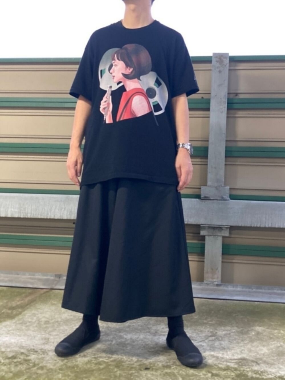 「COOLなこのコが仲間入り、お洒落さんとつながりたい、オールブラック、夏コーデ、大人カジュアル、黒、カジュアル、プリントT、ハカマパンツ、スリッポン、サイトウユウスケ」｜「Yohji Yamamoto +Noirのアイテム（Tシャツ/カットソー、ブラック系）」を使った、ryoさん（メンズ・172cm）の夏コーディネートの1枚目の写真