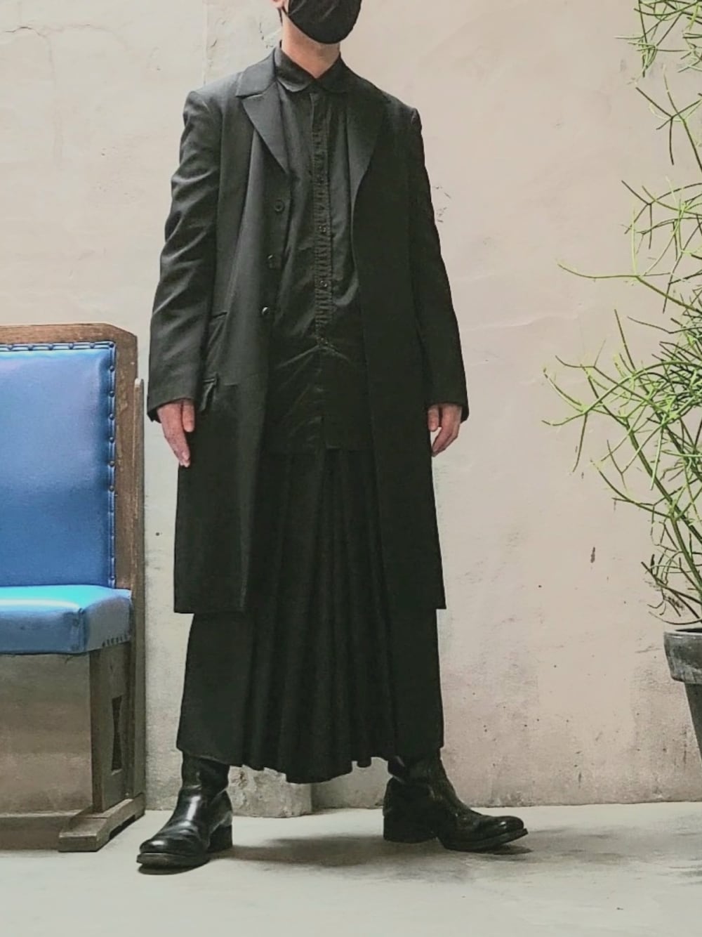 「yohji yamamoto pour homme、オールブラック、regulation yohji yamamoto、カルペディエム、y's bang on!、モード、モード系、モードスタイル、ドクタージャケット、袴パンツ、ブーツ」｜「REGULATION Yohji YamamotoのS-Dr.JKT Reギャバ

（テーラードジャケット、ブラック系）」を使った、ryoさん（メンズ・172cm）の冬コーディネートの1枚目の写真