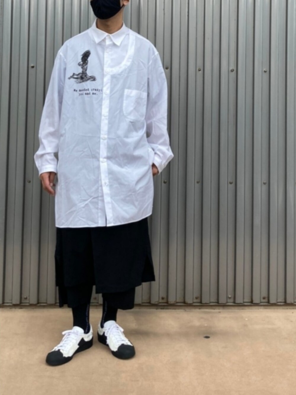 「シンプルコーデ、モード、モノトーン、シャツスタイル、秋服準備はじめました、きれいめカジュアル、モード系、白シャツ」｜「Yohji Yamamoto POUR HOMMEのWE NEEDED"左胸あきプリントシャツ

（シャツ/ブラウス、ホワイト系）」を使った、ryoさん（メンズ・172cm）の夏コーディネートの1枚目の写真