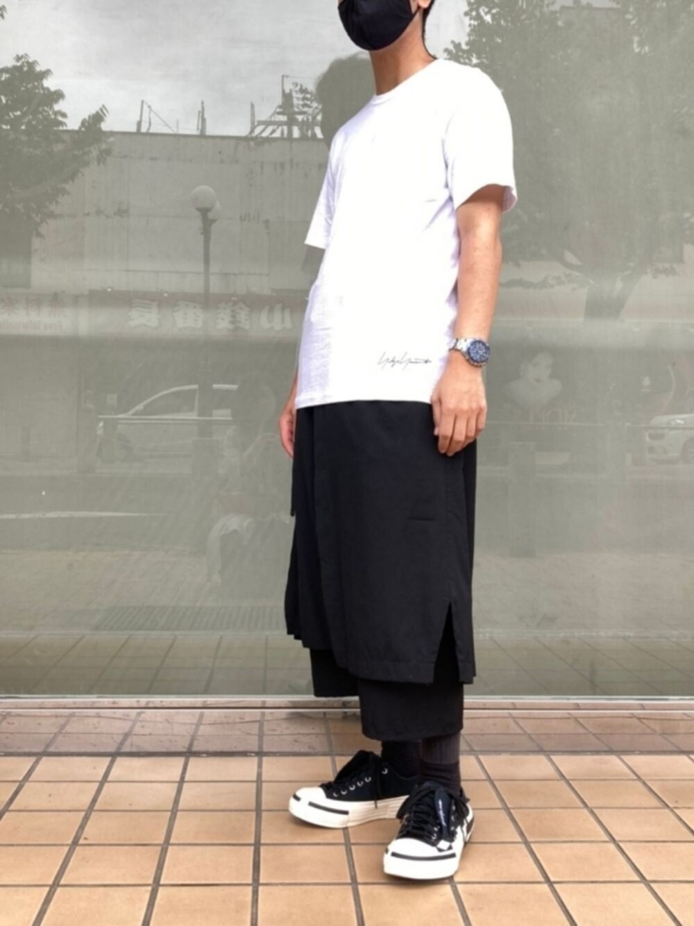 「リラックススタイル、休日スタイル、シンプル、モノトーンコーデ、ゆったりコーデ、白Tシャツ、今日のコーデ、夏コーデ、キレイめ、大人カジュアル」｜「Yohji Yamamotoのアイテム（Tシャツ/カットソー、ホワイト系）」を使った、ryoさん（メンズ・172cm）の夏コーディネートの1枚目の写真