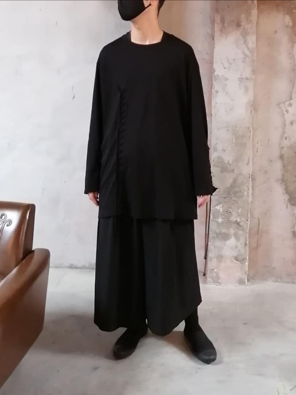 「モード、モード系、オールブラック、ブラック、シンプル、yohji yamamoto pour homme、yohji yamamoto 、紐付き、カットソー、ラブアンドピース2021、休日スタイル、秋のコーデ」｜「Yohji Yamamoto POUR HOMMEのヒモ通し丸首長(BLACK)


（Tシャツ/カットソー、ブラック系）」を使った、ryoさん（メンズ・172cm）の秋コーディネートの1枚目の写真