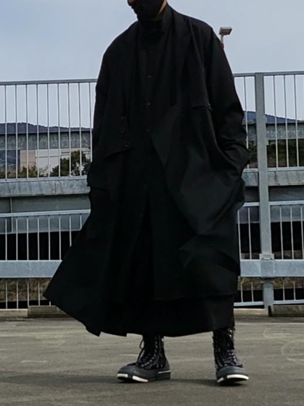 「yohji yamamoto pour homme、オールブラック、黒、コート、ドレープ 、スニーカー、モード、モード系、モードスタイル、ハーフパンツ、着まわしコーデ、スタンドカラーシャツ」|「Yohji Yamamoto POUR HOMMEのアイテム(スニーカー、ブラック系)」を使った、ryoさん(メンズ・172cm)の冬コーディネートの4枚目の写真