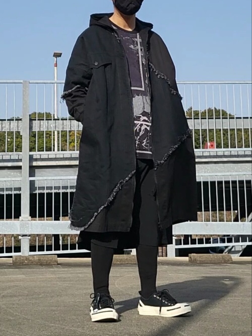 「ブラック、黒、デニムコート、ハーフパンツ、朝倉優佳、B yohjiyamamoto、yohjiyamamotopourhomme、blackscandalyohjiyamamoto、モード、モード系、モードスタイル、ロンT、スニーカー、春コーデ」|「B Yohji YamamotoのB/デニムパーカー長(BLACK)(その他アウター、ブラック系)」を使った、ryoさん(メンズ・172cm)の春コーディネートの2枚目の写真