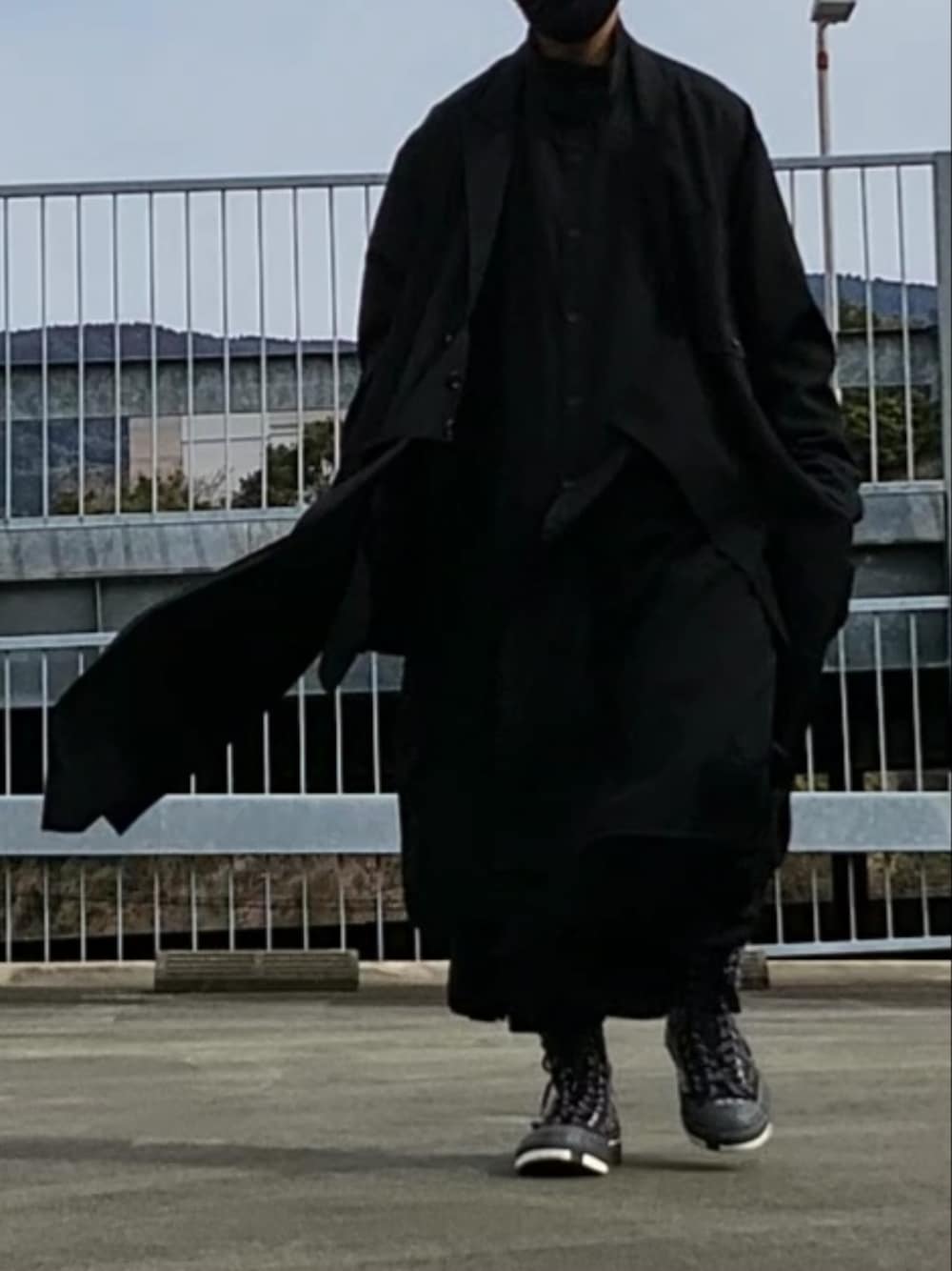 「yohji yamamoto pour homme、オールブラック、黒、コート、ドレープ 、スニーカー、モード、モード系、モードスタイル、ハーフパンツ、着まわしコーデ、スタンドカラーシャツ」|「Yohji Yamamoto POUR HOMMEのアイテム(スニーカー、ブラック系)」を使った、ryoさん(メンズ・172cm)の冬コーディネートの3枚目の写真