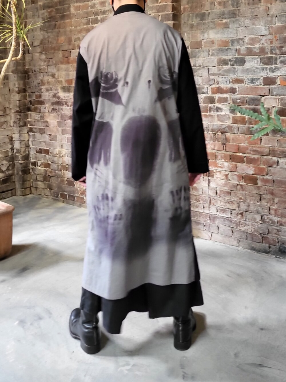 「内田すずめ、黒、グレー、モード、モード系、yohji yamamoto pour homme、yohjiyamamoto、blackscandalyohjiyamamoto、ブーツ、ハカマパンツ、せかいちゃんと女神、バックスタイル」｜「BLACK Scandal Yohji YamamotoのY-BS4マイナス2柄B(BLACK)

（シャツ/ブラウス、ブラック系）」を使った、ryoさん（メンズ・172cm）の冬コーディネートの1枚目の写真