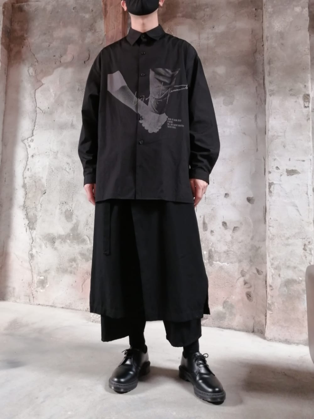 「シンプル、モード、モード系、ブラック、オールブラック、yohji yamamoto pour homme、ブラックスキャンダル、ドクターマーチン、大人カジュアル、黒、いいね、save、フォローお願いします🤑、ラップパンツ」｜「BLACK Scandal Yohji Yamamotoのアイテム（シャツ/ブラウス、ブラック系）」を使った、ryoさん（メンズ・172cm）の秋コーディネートの1枚目の写真