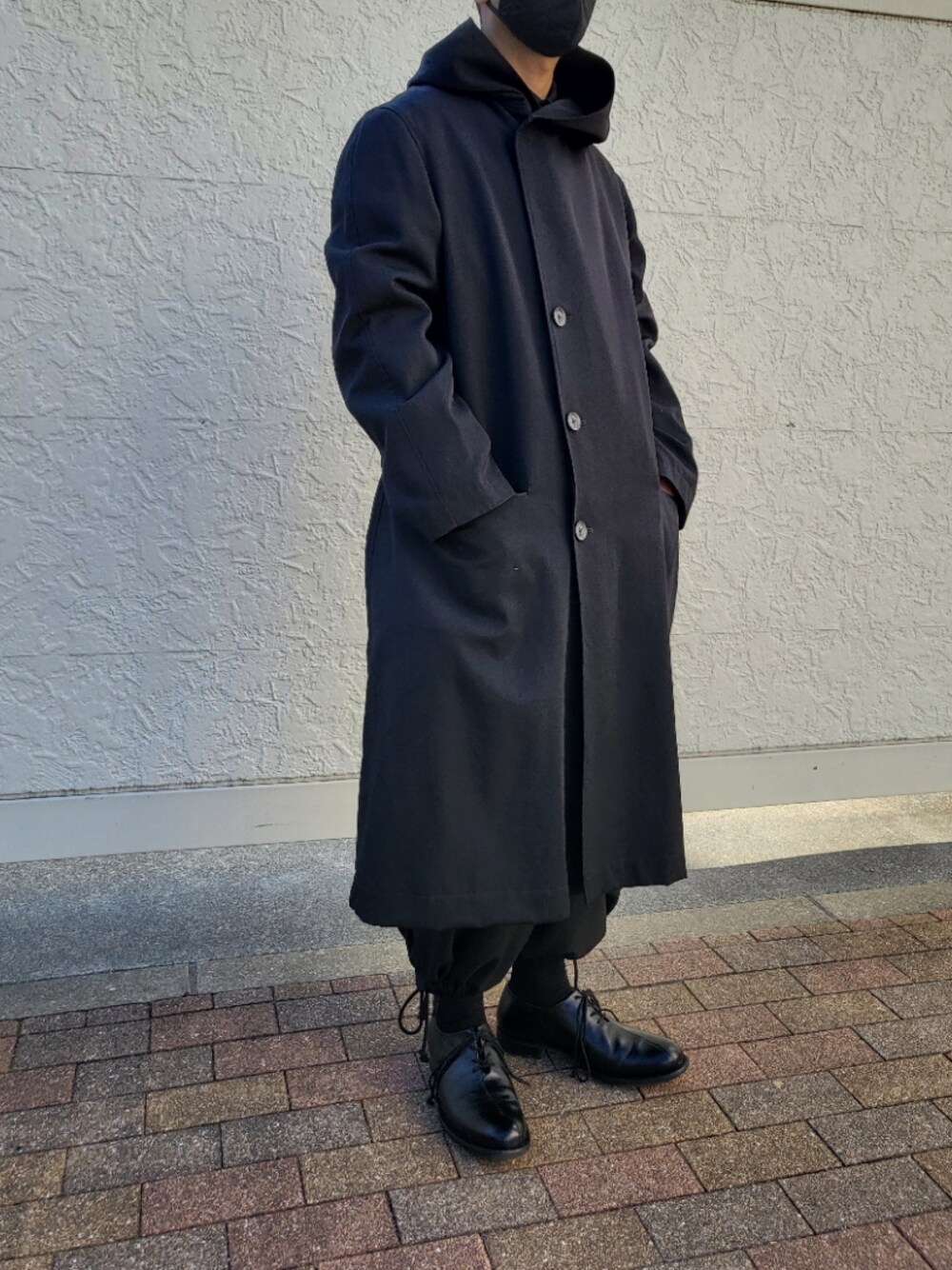 「新年一発目、オールブラック、黒、あけましておめでとうございます！、yohji yamamoto pour homme、yohjiyamamoto、regulation yohji yamamoto、モード、モード系、グランドワイ、バルーンパンツ」｜「REGULATION Yohji YamamotoのW/GABARDINE HOODED COAT

（その他アウター、ブラック系）」を使った、ryoさん（メンズ・172cm）の冬コーディネートの1枚目の写真