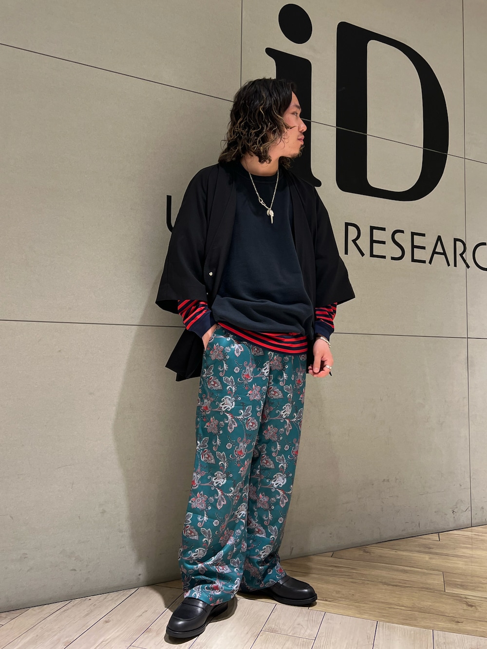 その他のその他パンツ、ブラック系のローファー、ブラック系のその他アウターを着用したメンズの春コーディネートの1枚目の写真