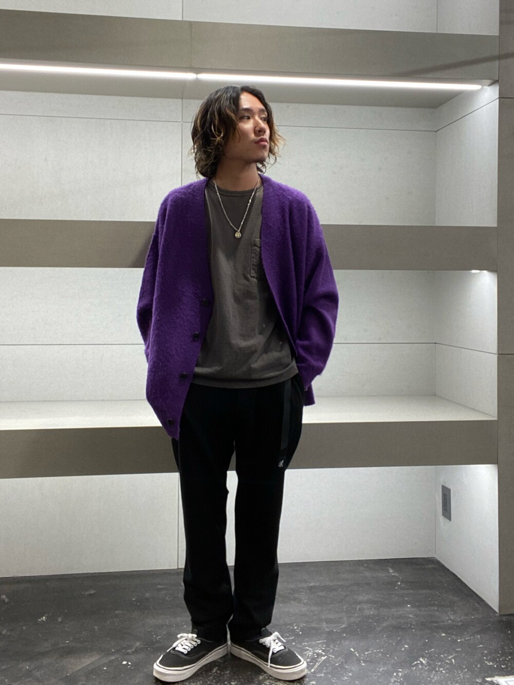 「シンプルコーデ、カジュアル、ブラック、カーディガン、スニーカー、スニーカーコーデ、パープル」｜「URBAN RESEARCHのURBAN RESEARCH iD　オーバーサイズVネックカーディガン（ニット/セーター、パープル系）」を使った、Takuyaさん（メンズ・170cm）の冬コーディネートの1枚目の写真