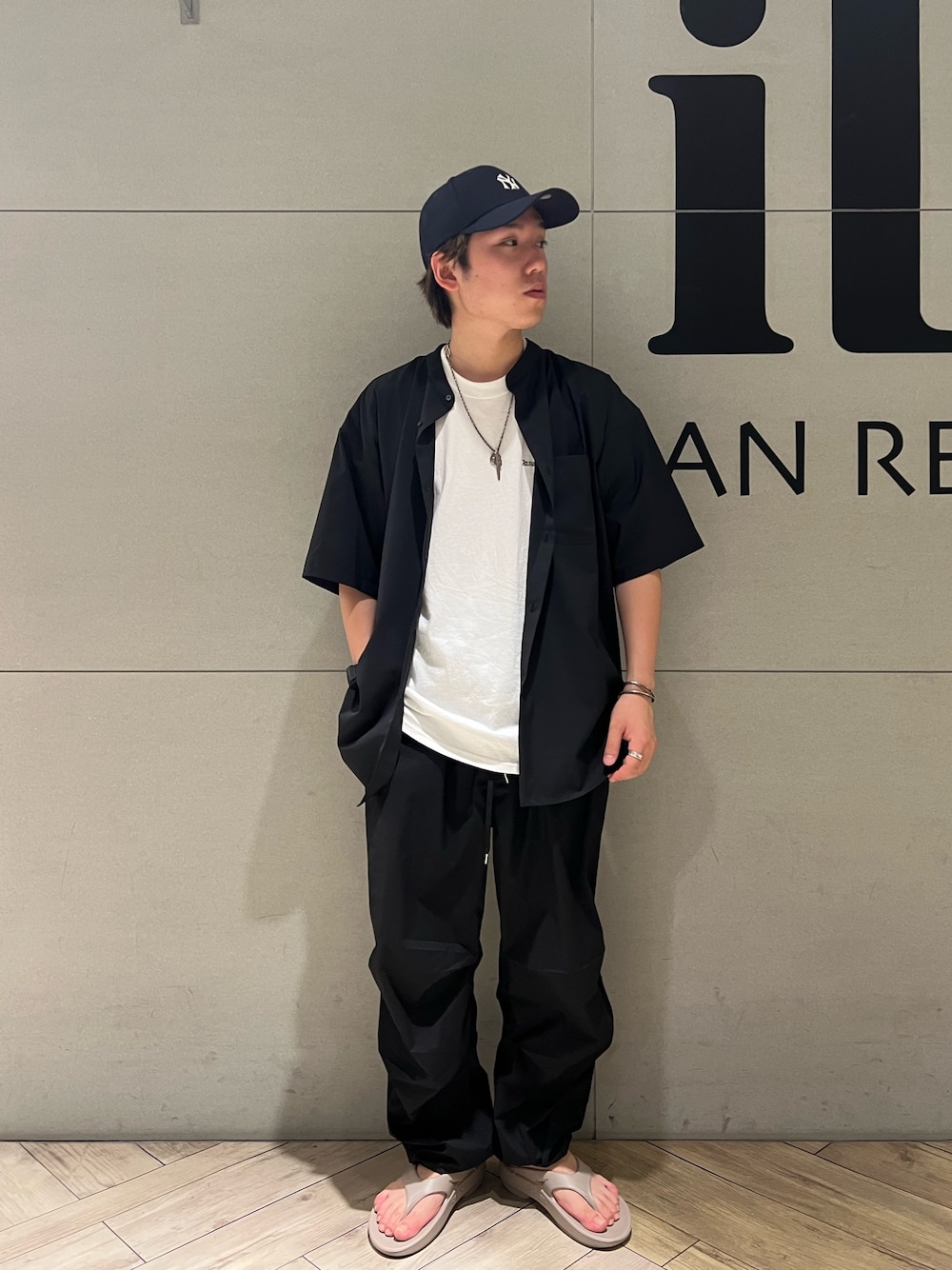ブラック系のシャツ/ブラウス、ブラック系のその他パンツ、ベージュ系のサンダルを着用したメンズの夏コーディネートの1枚目の写真