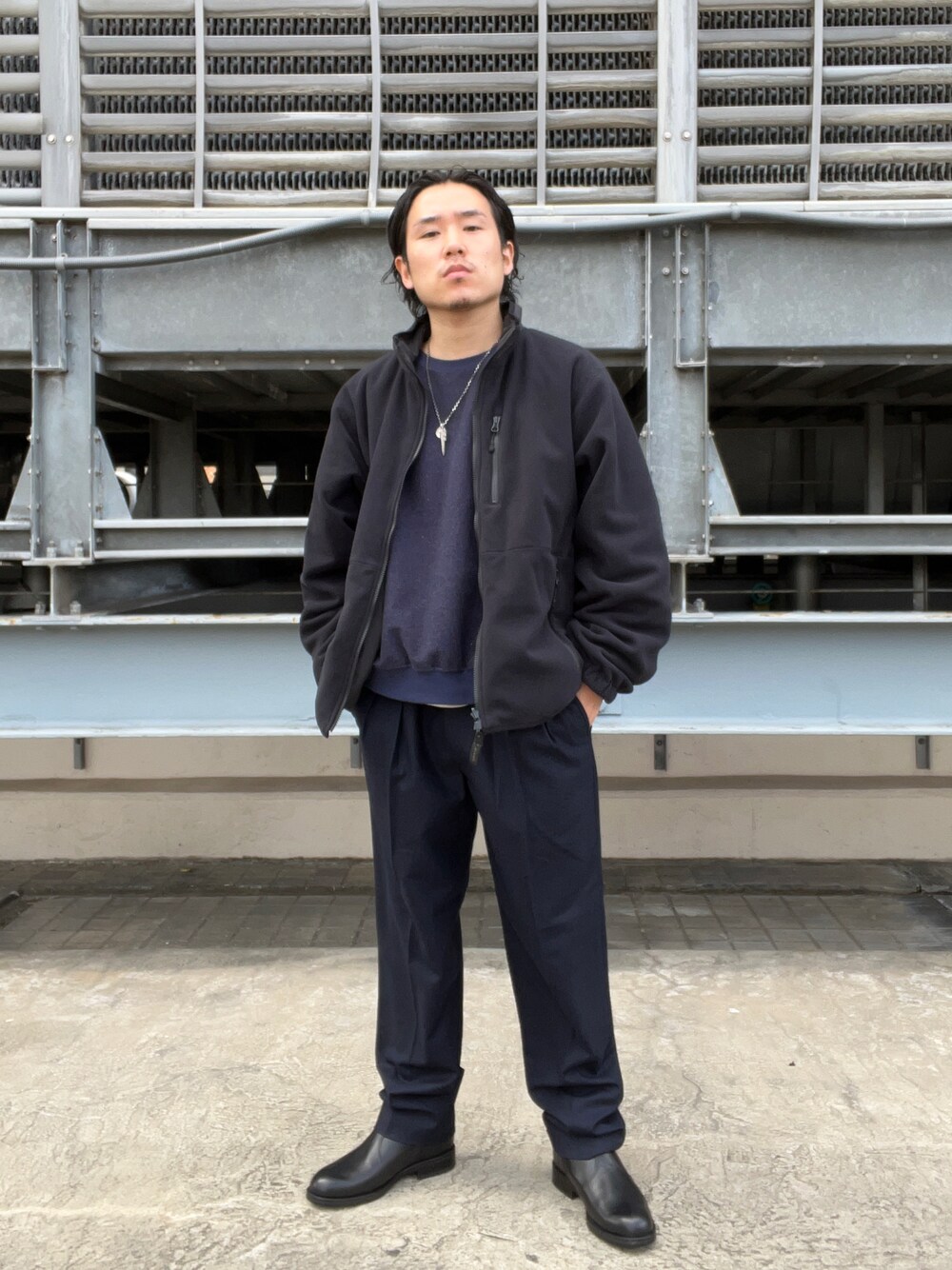 「フリース、ジャケット、秋冬コーデ、きれいめカジュアル、スラックス、革靴、リバーシブル」｜「URBAN RESEARCHのWASHABLEウールミルドイージーTR（その他パンツ、ブルー系）」を使った、Takuyaさん（メンズ・170cm）の秋コーディネートの1枚目の写真