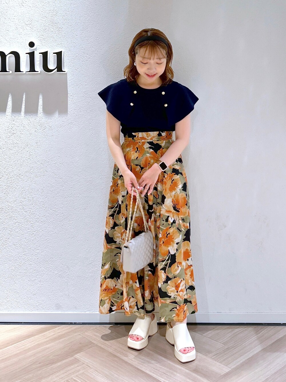 「andemiu、夏コーデ、お出かけコーデ、ニットコーデ、花柄スカート、今日のコーデ、お洒落さんとつながりたい、きれいめカジュアル、大人女子、大人ガーリー、低身長コーデ、休日スタイル、休日コーデ、骨格ウェーブ、153cmコーデ」｜「Andemiuのボタンフレアニット964038（ニット/セーター、ブルー系）」を使った、MAYUさん（骨格ウェーブ・レディース・153cm）の夏コーディネートの1枚目の写真