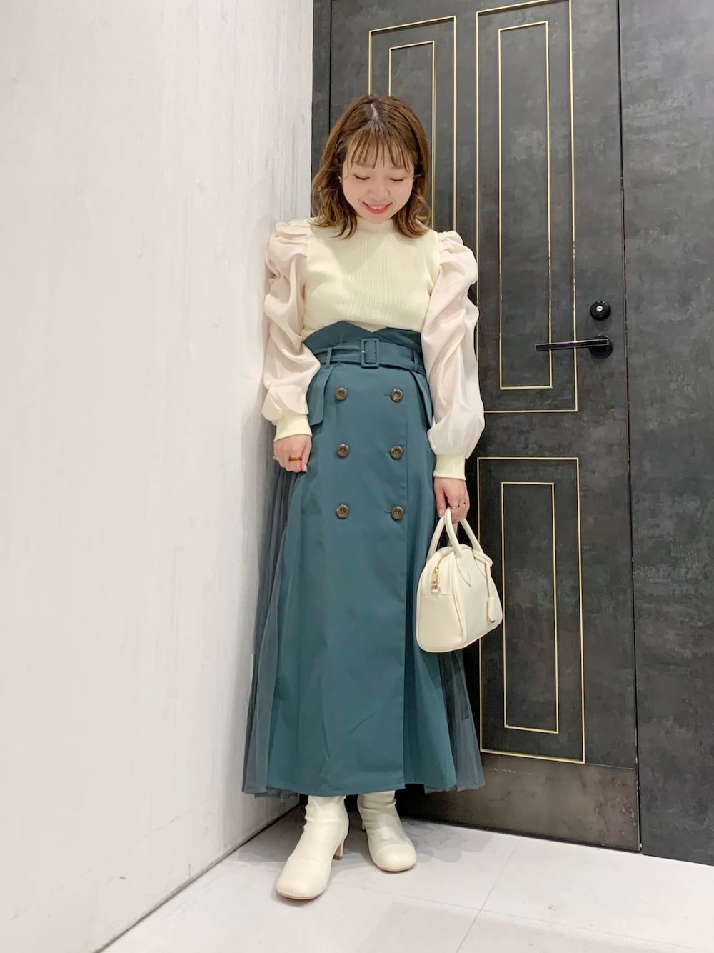 「mysty woman、トレンチスカート、パワショル、低身長コーデ、大人ガーリー、グリーン、ミニバッグ、ショートブーツ、低身長女子、秋冬コーデ、休日スタイル、ガーリーコーデ、大人かわいい、デート、おしゃれさんと繋がりたい」｜「mysty womanのニュアンスパワショルプルオーバー 235304（Tシャツ/カットソー、ホワイト系）」を使った、MAYUさん（レディース・153cm）の秋コーディネートの1枚目の写真
