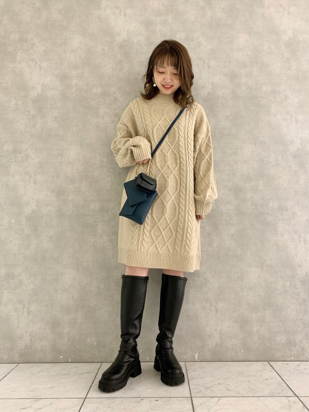 「mysty woman、大人女子、ミニワンピ、ケーブルニット、ロングブーツ、ニットワンピース、淡色コーデ、淡色女子、へザー、ヘザー(Heather)、低身長、低身長コーデ」｜「mysty womanのハイネックケーブルミニワンピース 258000（ワンピース、ベージュ系）」を使った、MAYUさん（レディース・153cm）の秋コーディネートの1枚目の写真
