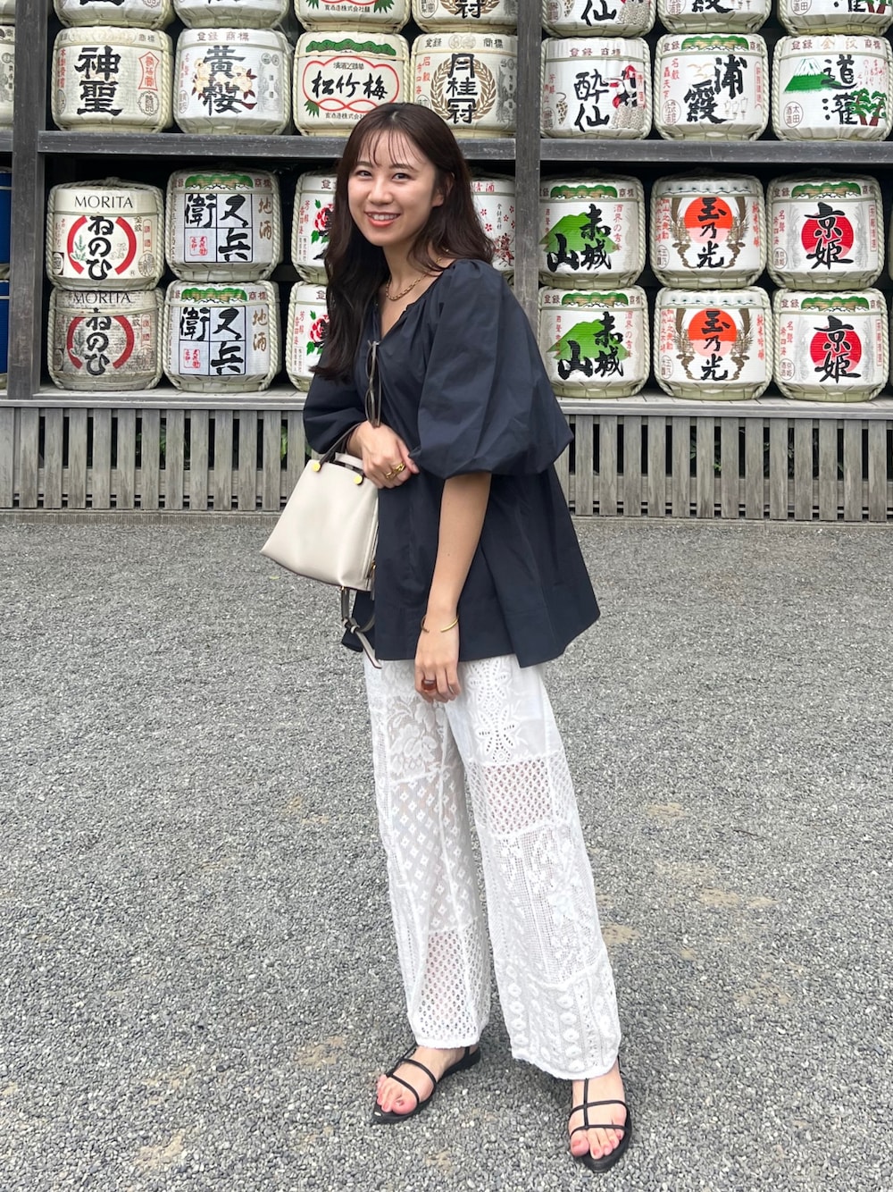 ブルー系のシャツ/ブラウス、ブラウン系のショルダーバッグ、ホワイト系のその他パンツを着用したレディースの春コーディネートの1枚目の写真