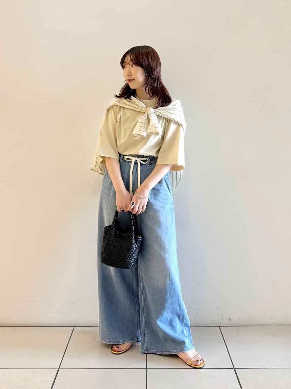 「シャツ、アーバンリサーチ、デニム、Tシャツ、イージーパンツ、URBANRESEARCH、サンダル、カットソー、ストライプ、newarrival、休日スタイル、淡色コーデ、綿麻デニム、旅行コーデ、紫外線対策」｜「URBAN RESEARCHのメッシュ編みレザースクエアバッグ（トートバッグ、ブラック系）」を使った、shokoさん（レディース・157cm）の春コーディネートの1枚目の写真