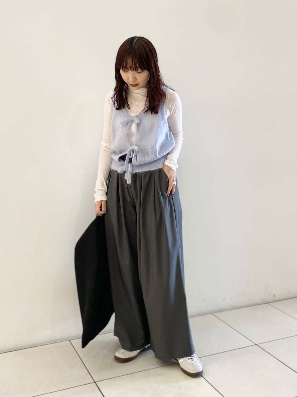 ホワイト系のTシャツ/カットソー、グレー系のベスト、グレー系のその他パンツを着用したレディースの秋コーディネートの1枚目の写真
