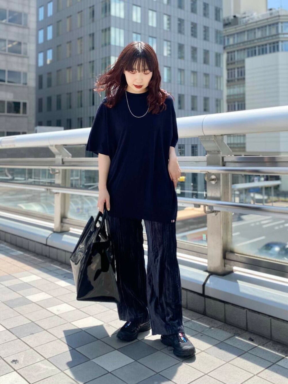 ブラック系のスニーカー、ブルー系のその他パンツ、グレー系のTシャツ/カットソーを着用したレディースの夏コーディネートの1枚目の写真