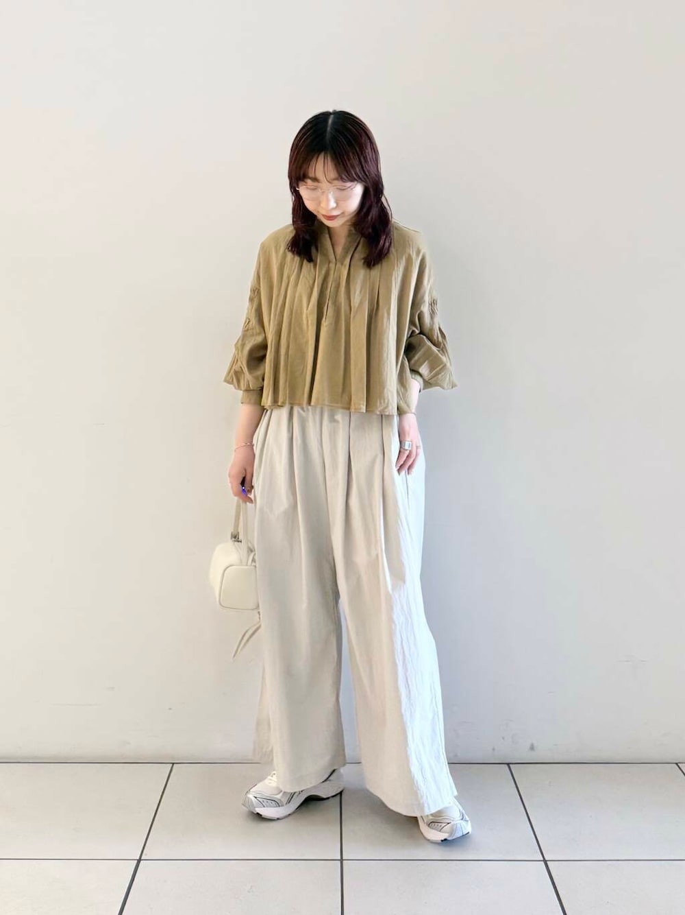 「シャツ、アーバンリサーチ、スニーカー、ワイドパンツ、バッグ、ショルダーバッグ、URBANRESEARCH、雨の日コーデ、newarrival、コットンボイル、休日スタイル、URTECH、撥水、淡色コーデ、デザインブラウス」｜「URBAN RESEARCHの『UR TECH』ギャザーワイドパンツ（その他パンツ、グレー系）」を使った、shokoさん（レディース・157cm）の春コーディネートの1枚目の写真