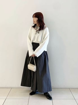 「白ニット」｜「アイテム（スカート、グレー系）」を使った、shokoさん（レディース・157cm）の冬コーディネート