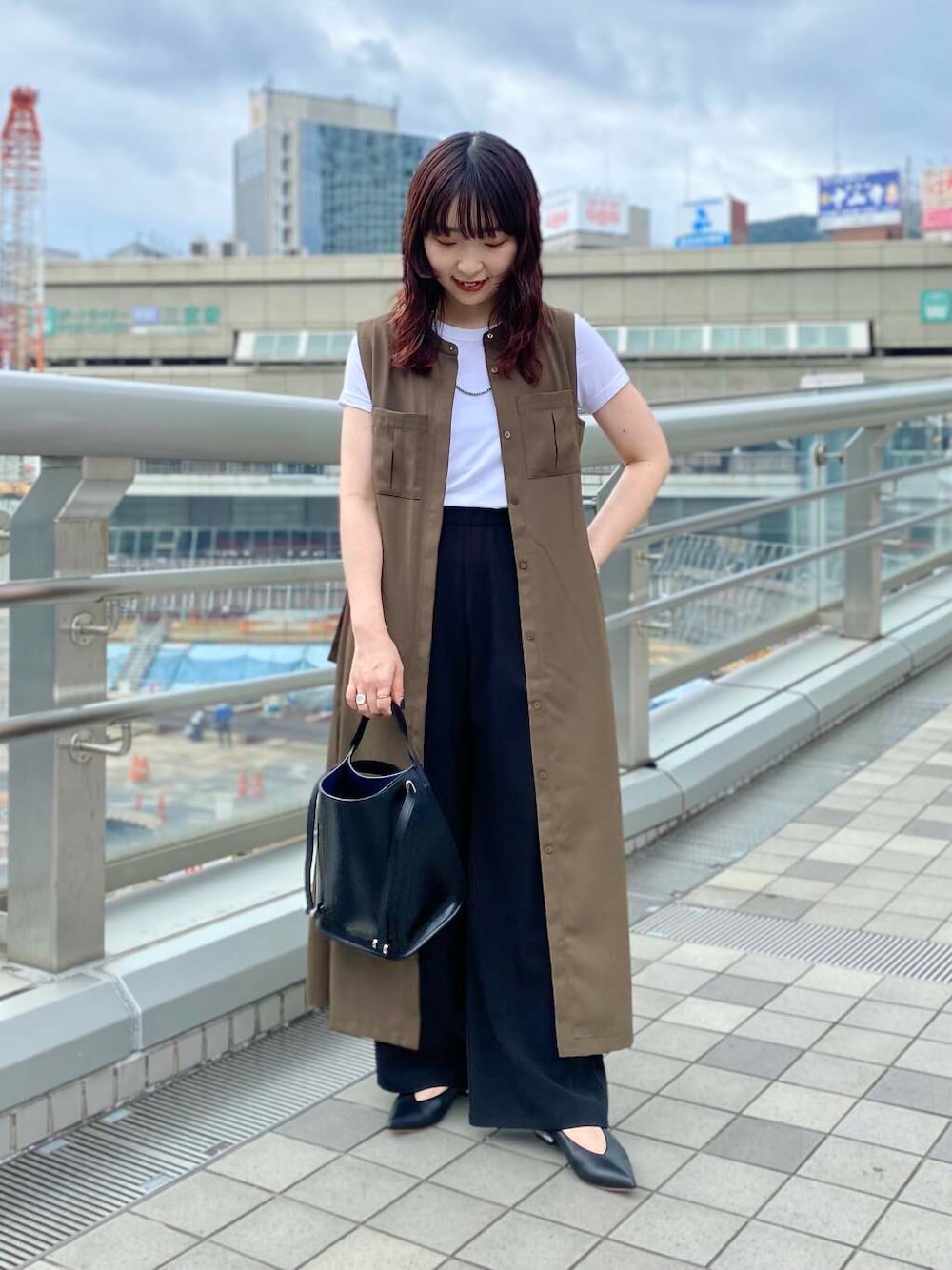 ブラック系のその他パンツ、ホワイト系のTシャツ/カットソー、ブラウン系のワンピースを着用したレディースの夏コーディネートの1枚目の写真