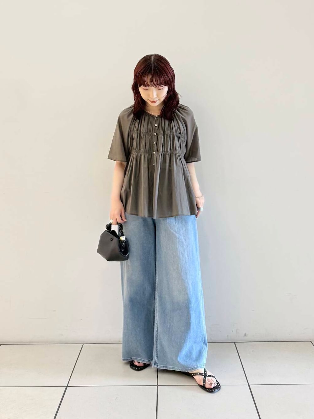 「シャツ、アーバンリサーチ、デニム、イージーパンツ、バッグ、URBANRESEARCH、サンダル、ブラウス、newarrival、コットンボイル、休日スタイル、ワイドデニム、デザインブラウス、綿麻デニム、旅行コーデ」｜「URBAN RESEARCHのdecor『デコール』　Barleycornchain Necklace（ネックレス、シルバー系）」を使った、shokoさん（レディース・157cm）の春コーディネートの1枚目の写真