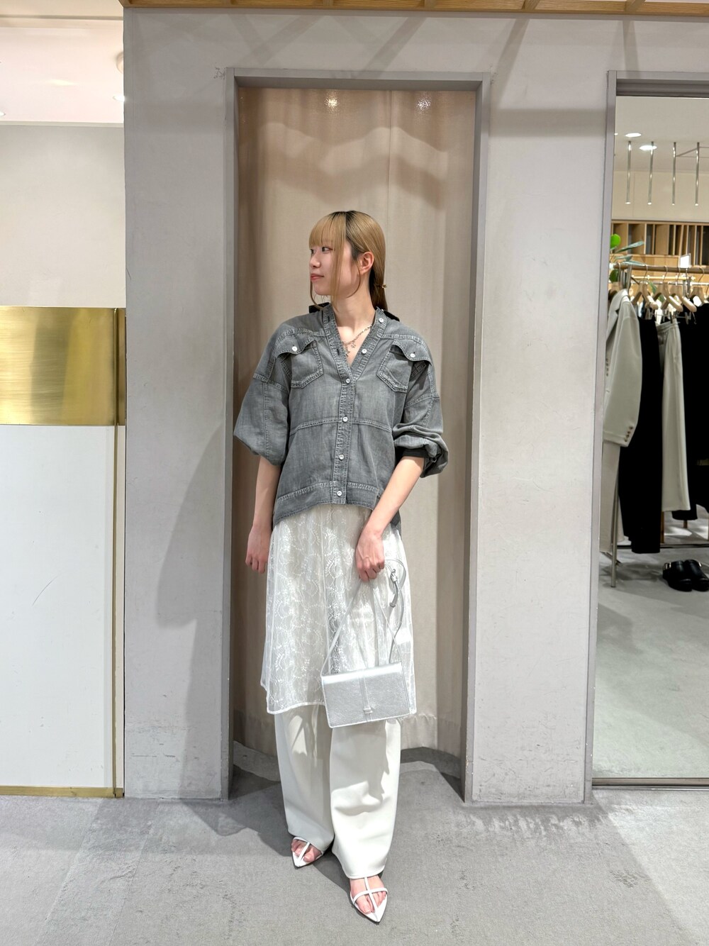 グレー系のシャツ/ブラウス、ホワイト系のチュニック、グレー系のその他パンツを着用したレディースの春コーディネートの1枚目の写真