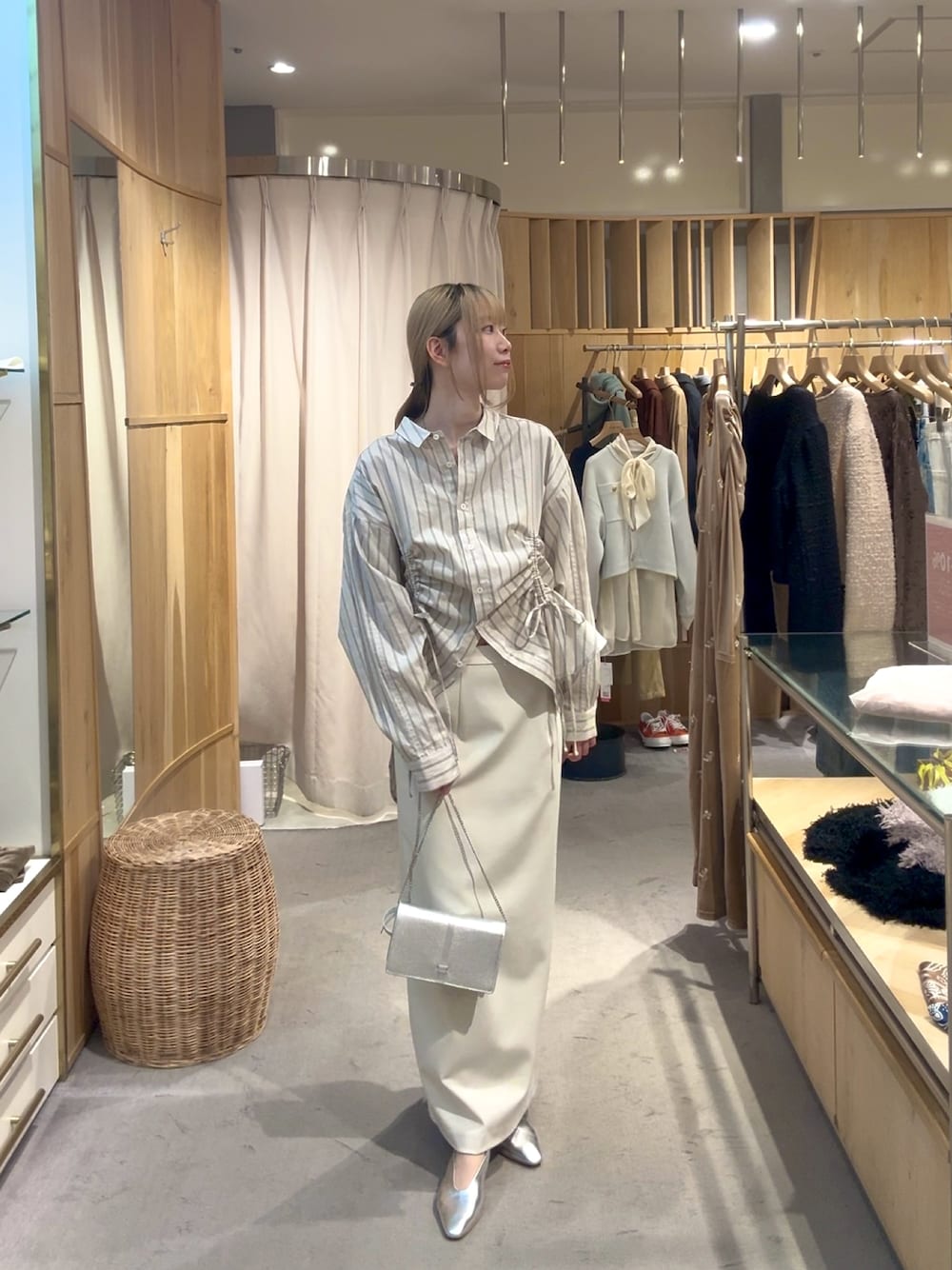 ベージュ系のシャツ/ブラウス、ホワイト系のスカート、シルバー系のその他シューズを着用したレディースの春コーディネートの1枚目の写真