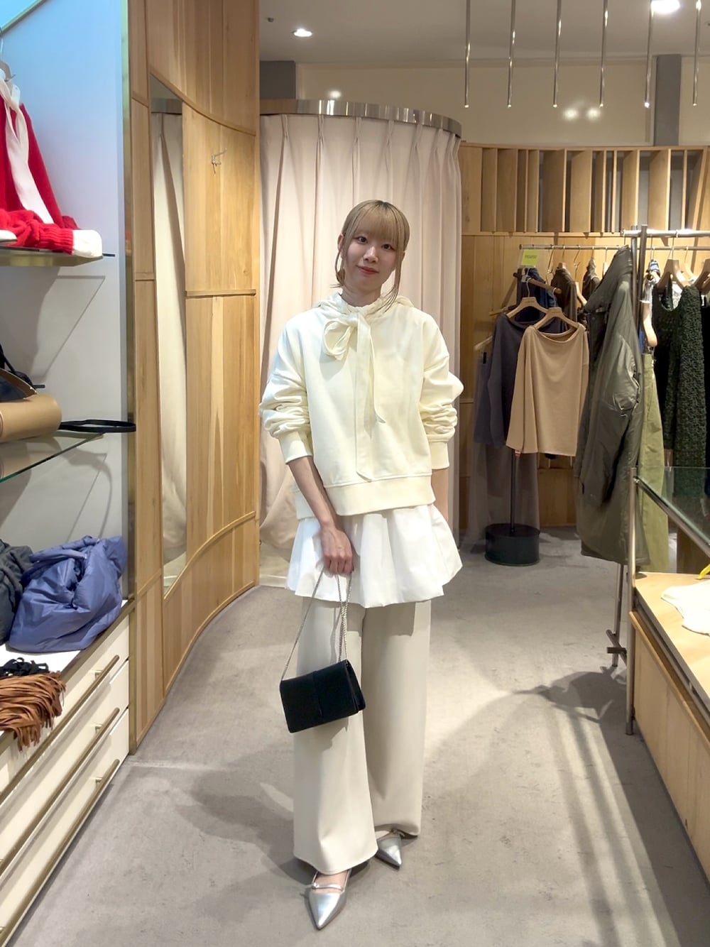 ホワイト系のパーカー、ホワイト系のキャミソール、グレー系のその他パンツを着用したレディースの冬コーディネートの1枚目の写真