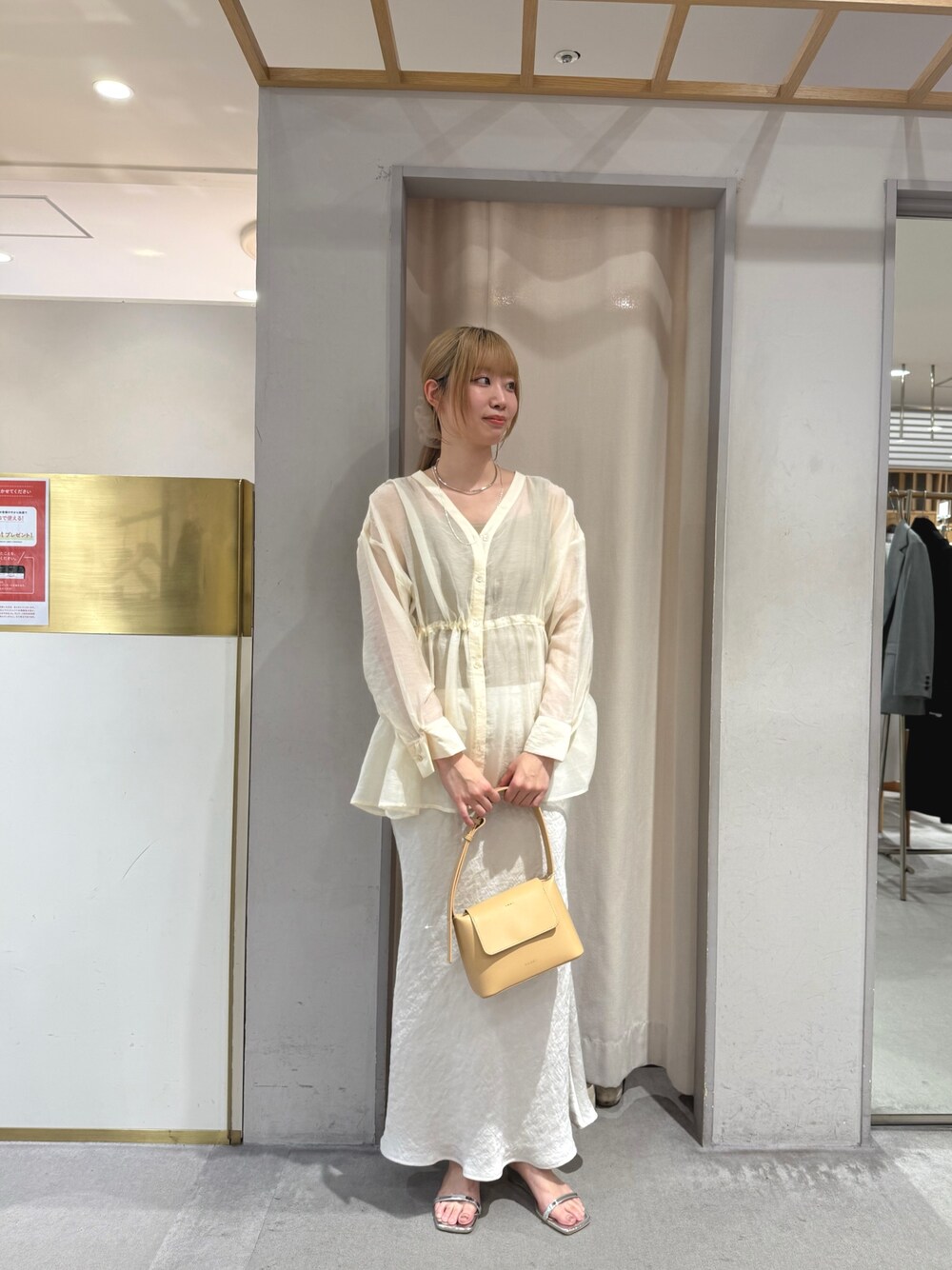 ホワイト系のシャツ/ブラウス、ベージュ系のキャミソール、ホワイト系のスカートを着用したレディースの夏コーディネートの1枚目の写真
