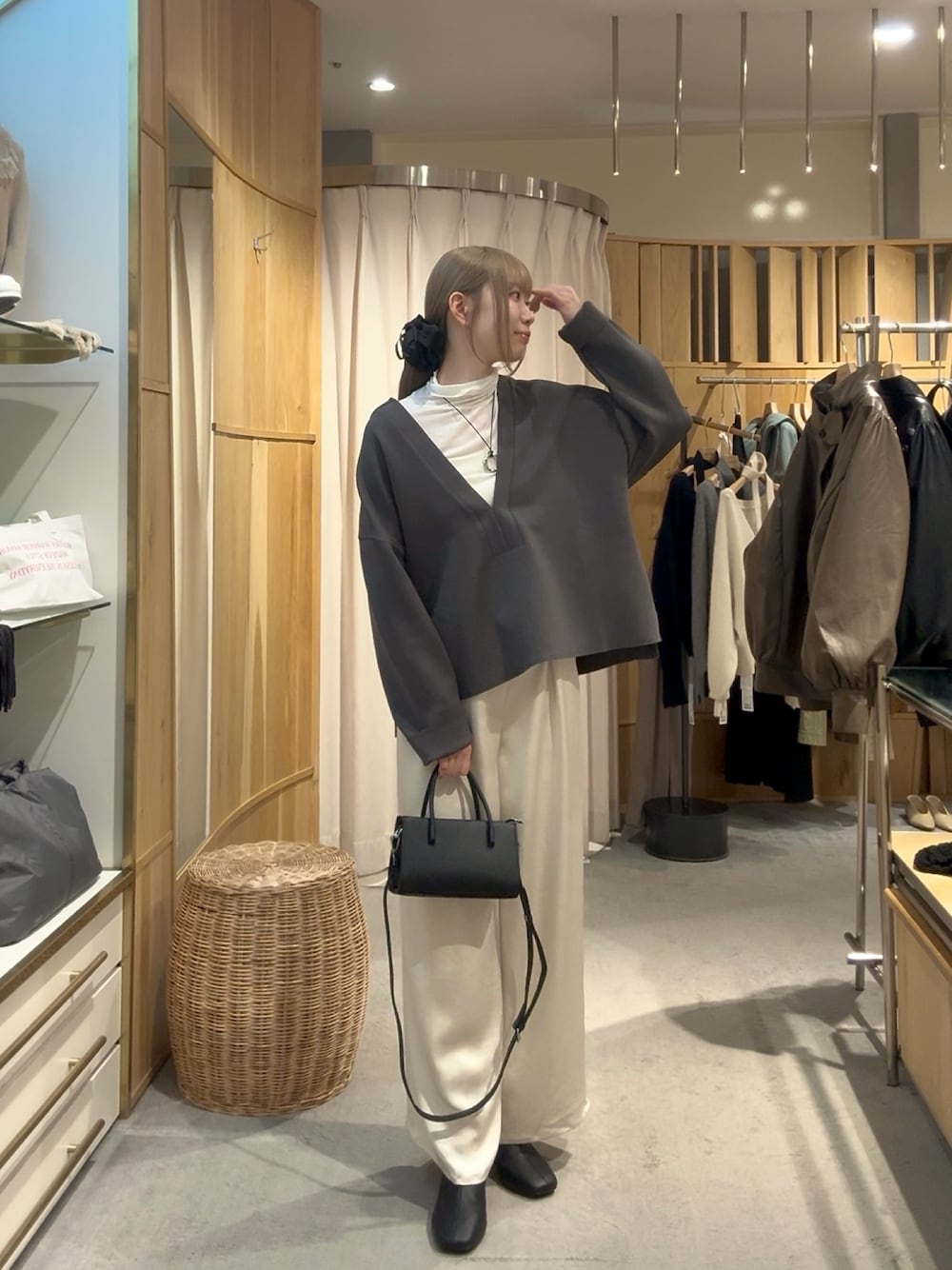 グレー系のスウェット、ホワイト系のTシャツ/カットソー、ブラック系のトートバッグを着用したレディースの冬コーディネートの1枚目の写真