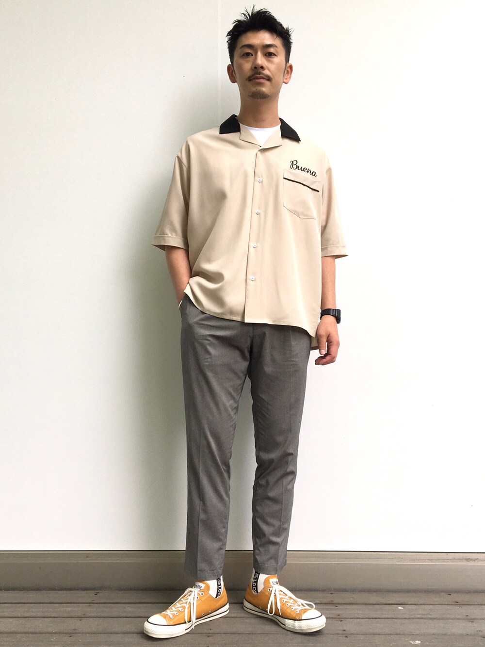 ベージュ系のシャツ/ブラウス、ホワイト系のTシャツ/カットソー、グレー系のスラックスを着用したメンズの夏コーディネートの1枚目の写真