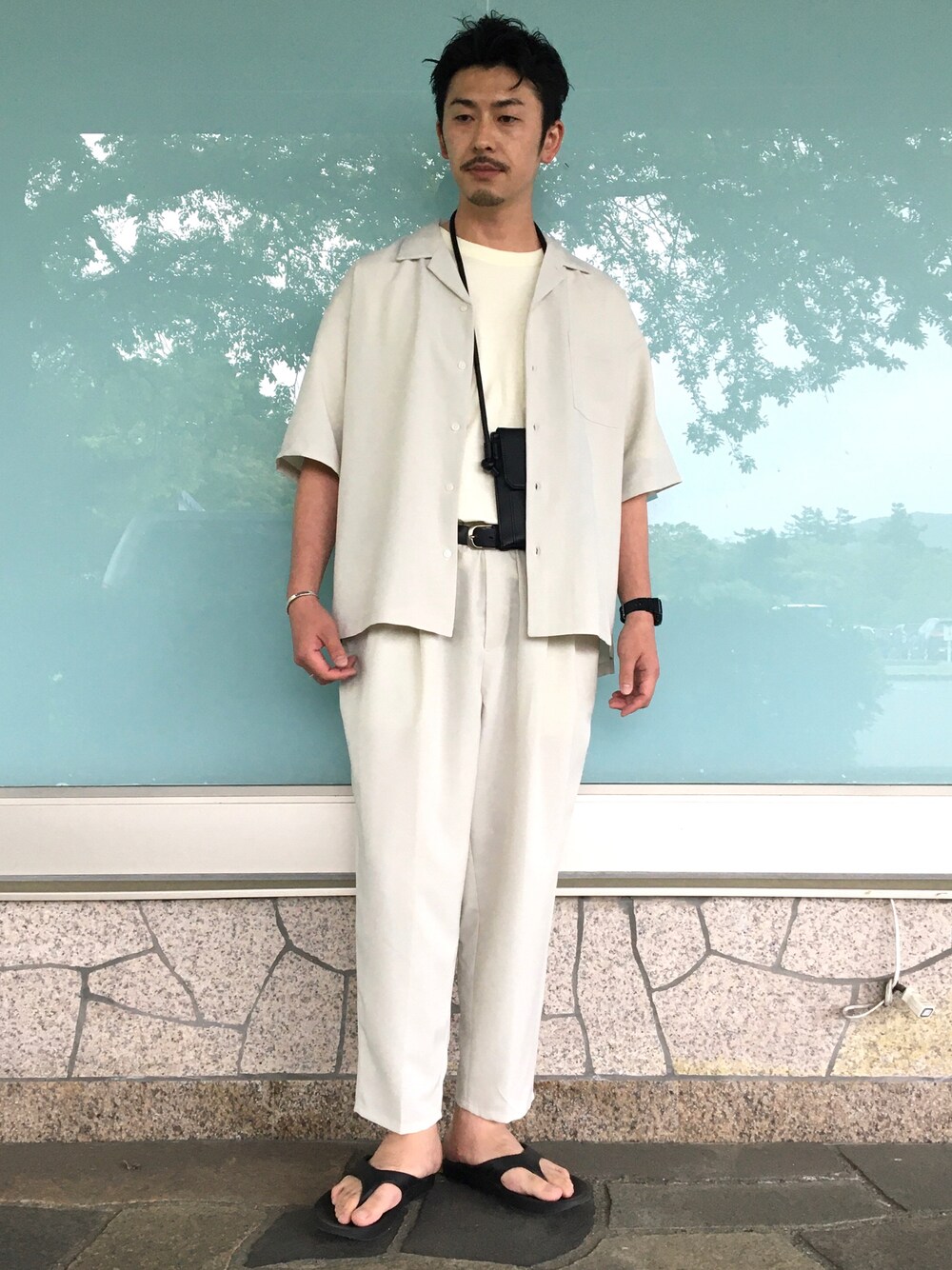 ホワイト系のシャツ/ブラウス、ホワイト系のその他パンツ、ベージュ系のTシャツ/カットソーを着用したメンズの夏コーディネートの1枚目の写真