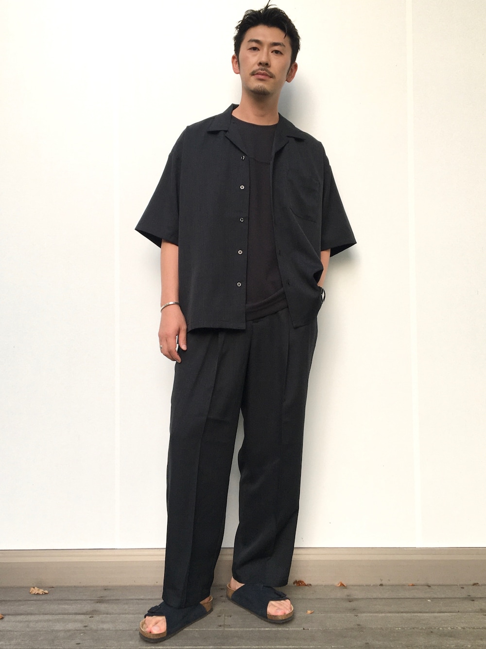 ブラック系のシャツ/ブラウス、グレー系のTシャツ/カットソー、ブラック系のスラックスを着用したメンズの夏コーディネートの1枚目の写真