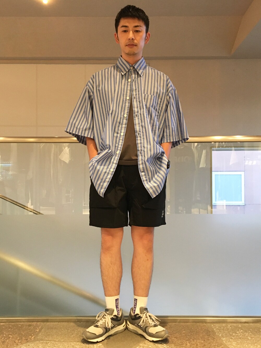 ブルー系のシャツ/ブラウス、グレー系のTシャツ/カットソー、ブラック系のカーゴパンツを着用したメンズの夏コーディネートの1枚目の写真