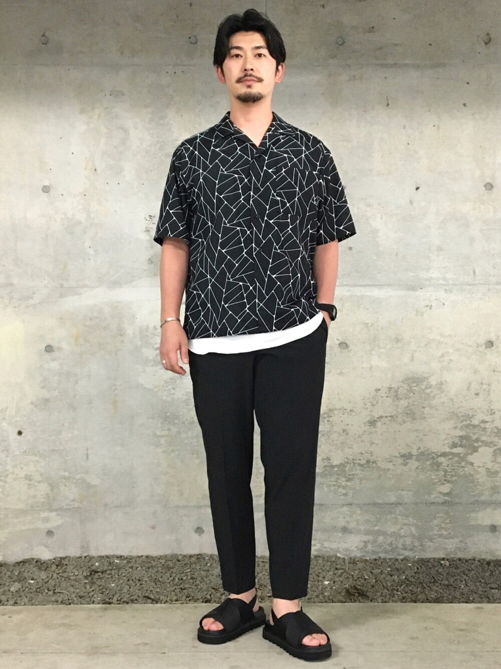 ブラック系のシャツ/ブラウス、ホワイト系のタンクトップ、ブラック系のスラックスを着用したメンズの夏コーディネートの1枚目の写真