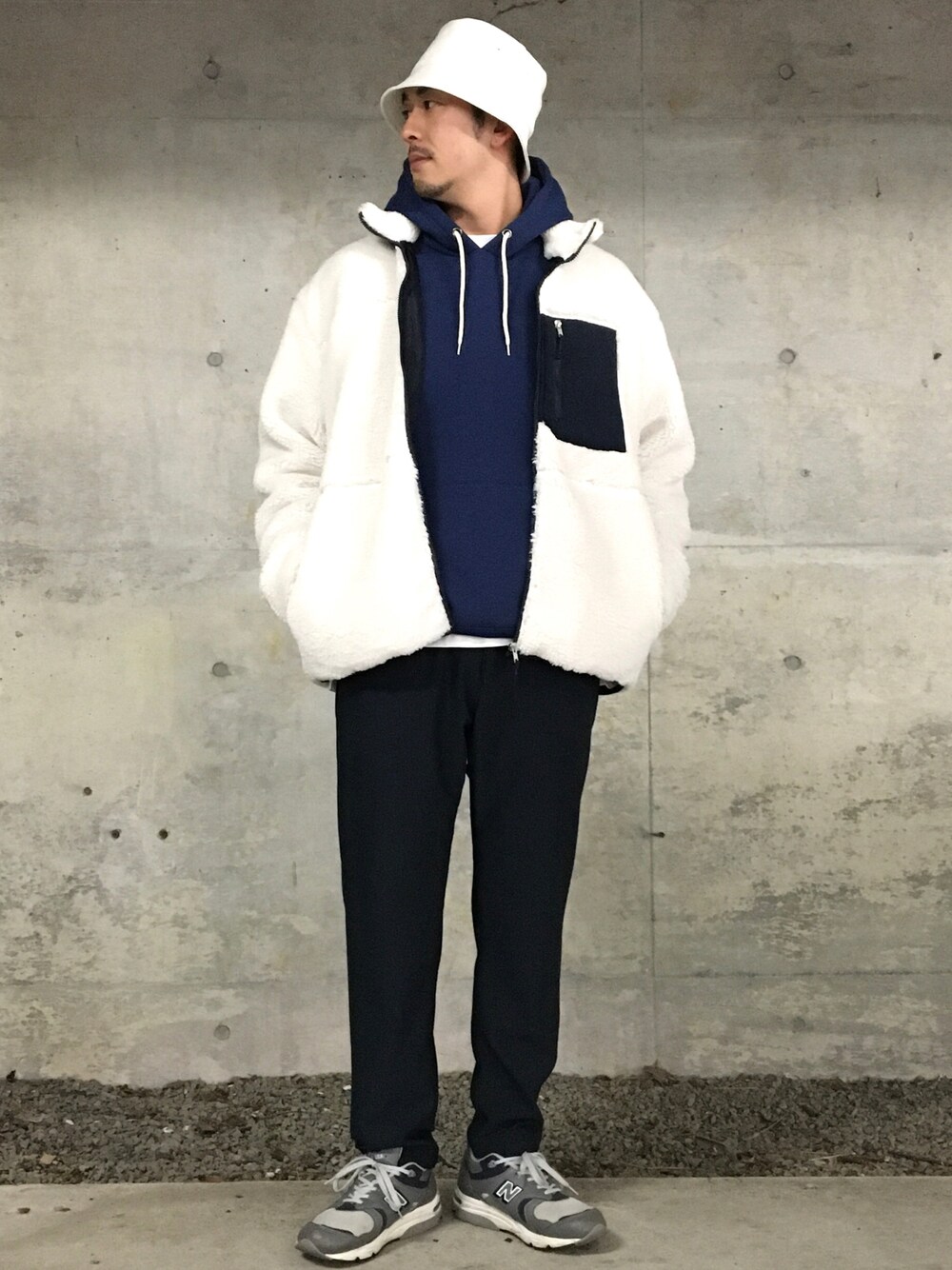 ホワイト系のブルゾン、ブルー系のパーカー、ホワイト系のTシャツ/カットソーを着用したメンズの秋コーディネートの1枚目の写真