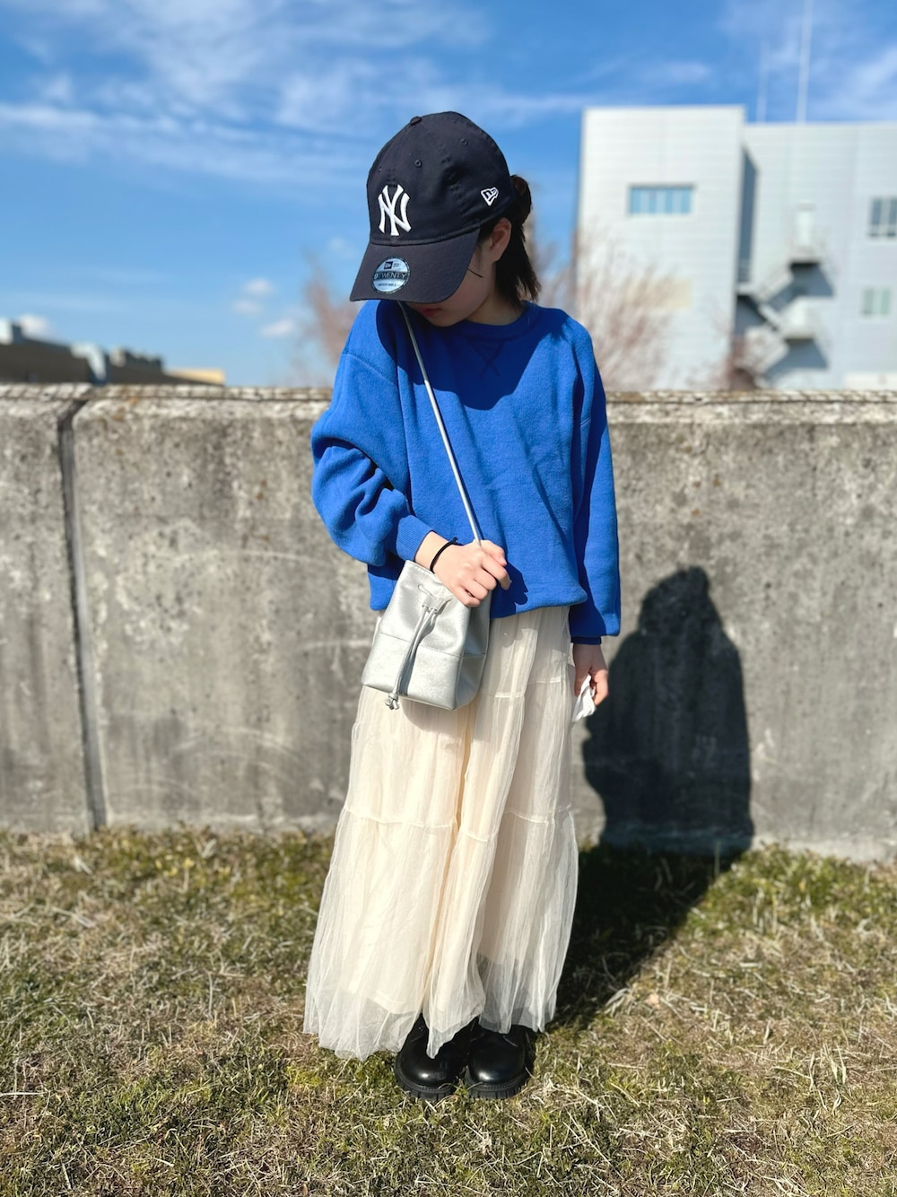 「デートコーデ、プチプラ、ロングスカート、ショルダーバッグ、シンプルコーデ、ブーツ、ニット、春色、休日スタイル、キャップ、チュールスカート、春コーデ、スカート、お出かけコーデ、女の子コーデ」｜「BRANSHESのレースアップブーツ（ブーツ、ブラック系）」を使った、kanon31vさん（キッズ・136cm）の冬コーディネートの1枚目の写真