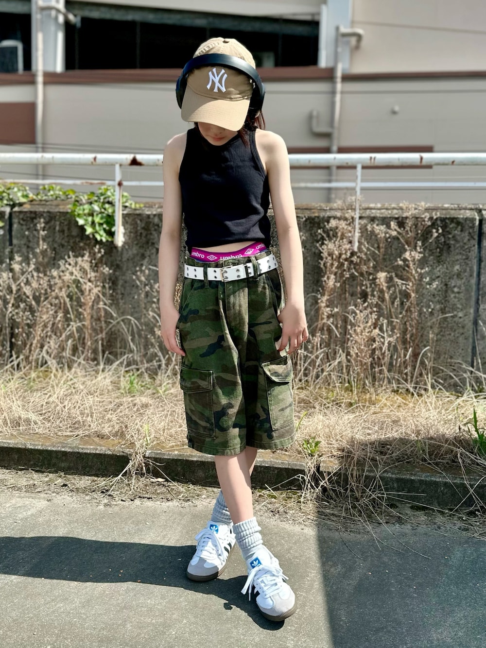 NEW ERAのキャップを使った「迷彩パンツ」の人気ファッション