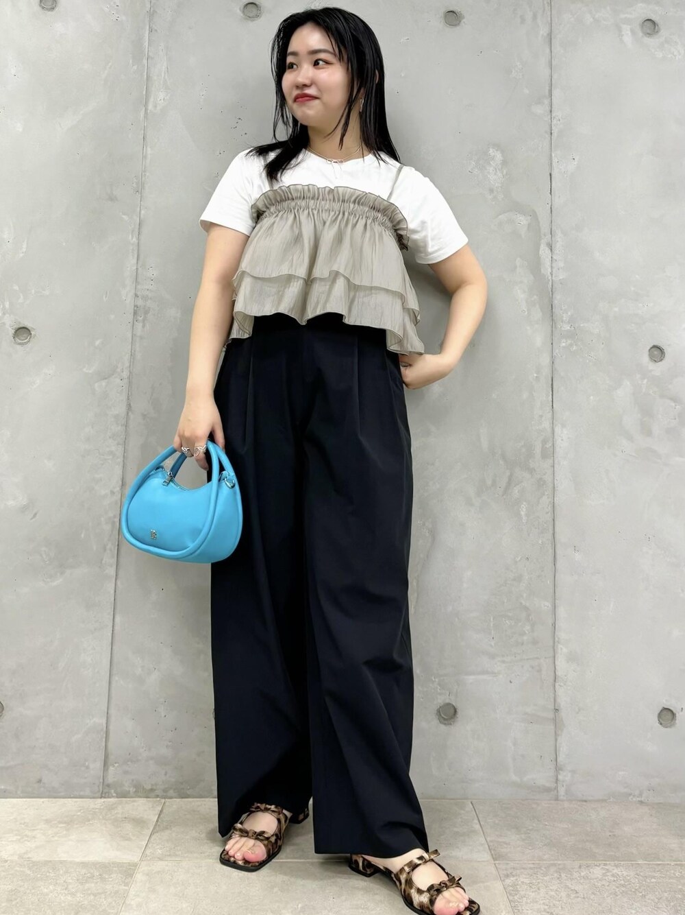 「154㎝、春コーデ、新作、Tシャツ、フリル、レイヤード、ブルー、ハンドバッグ、ミニ、ホワイト、キャミソール、ビスチェ、ブラック、パンツ、ワイド」｜「VISのチェーンリボンネックレス（ネックレス、シルバー系）」を使った、MAIさん（レディース・154cm）の春コーディネートの1枚目の写真
