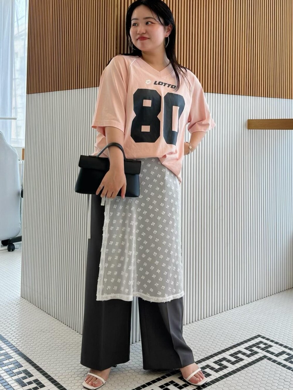 「154㎝、リラックスパンツ、コラボ、LOTTO、Tシャツ、ロゴ、半袖、プリント、グレー、パンツ、ワイド、十分丈、ストレート、サンダル、ヒール」｜「Juzeのストラップヒールサンダル（サンダル、ホワイト系）」を使った、MAIさん（レディース・154cm）の夏コーディネートの1枚目の写真