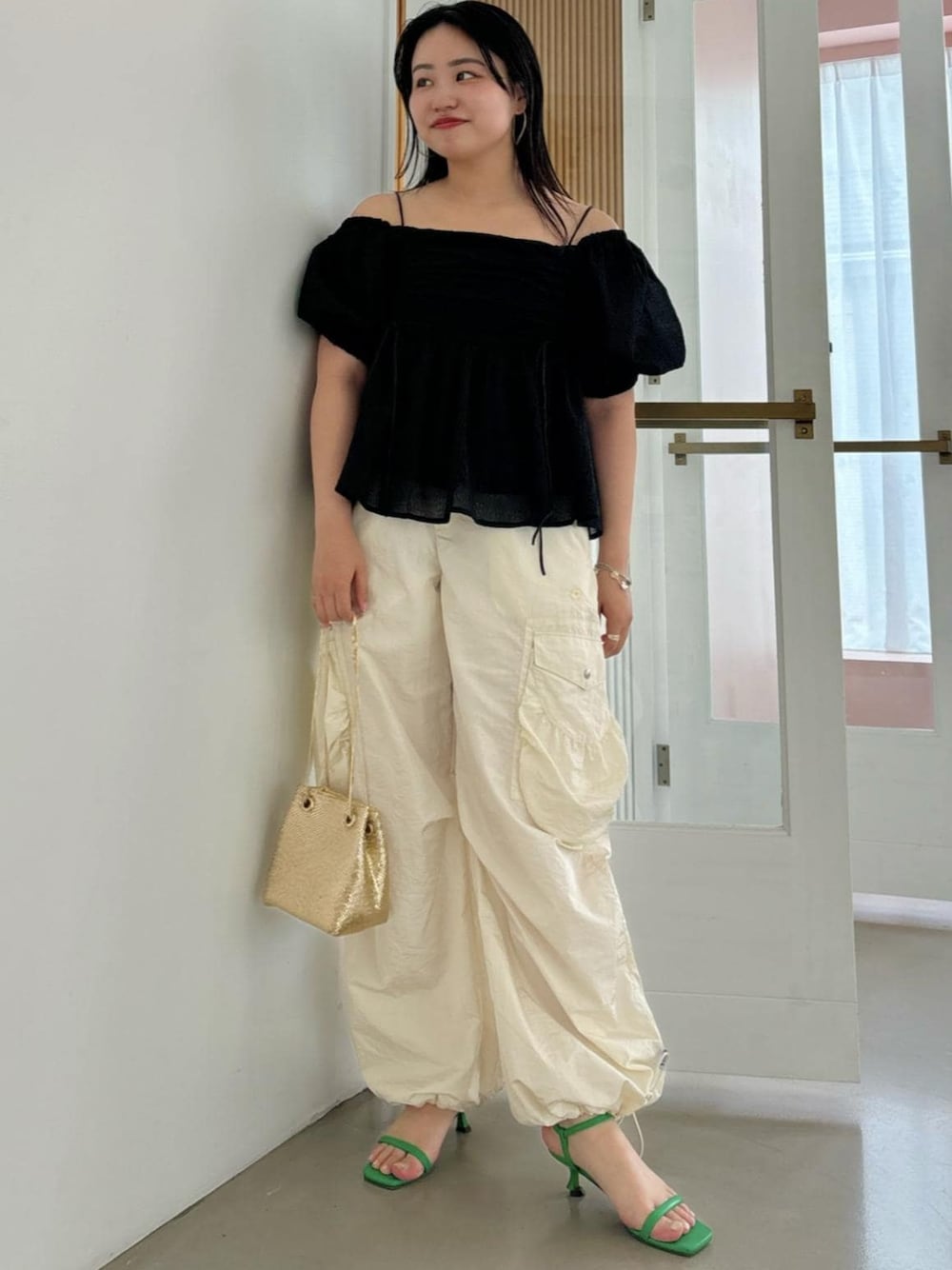 「154㎝、オフショル、LOTTO、コラボアイテム、カーゴパンツ、ハンドバッグ、ミニ、巾着、ブラック、ブラウス、半袖、パンツ、サンダル、グリーン、ヒール」｜「Juzeのストラップヒールサンダル（サンダル、グリーン系）」を使った、MAIさん（レディース・154cm）の夏コーディネートの1枚目の写真