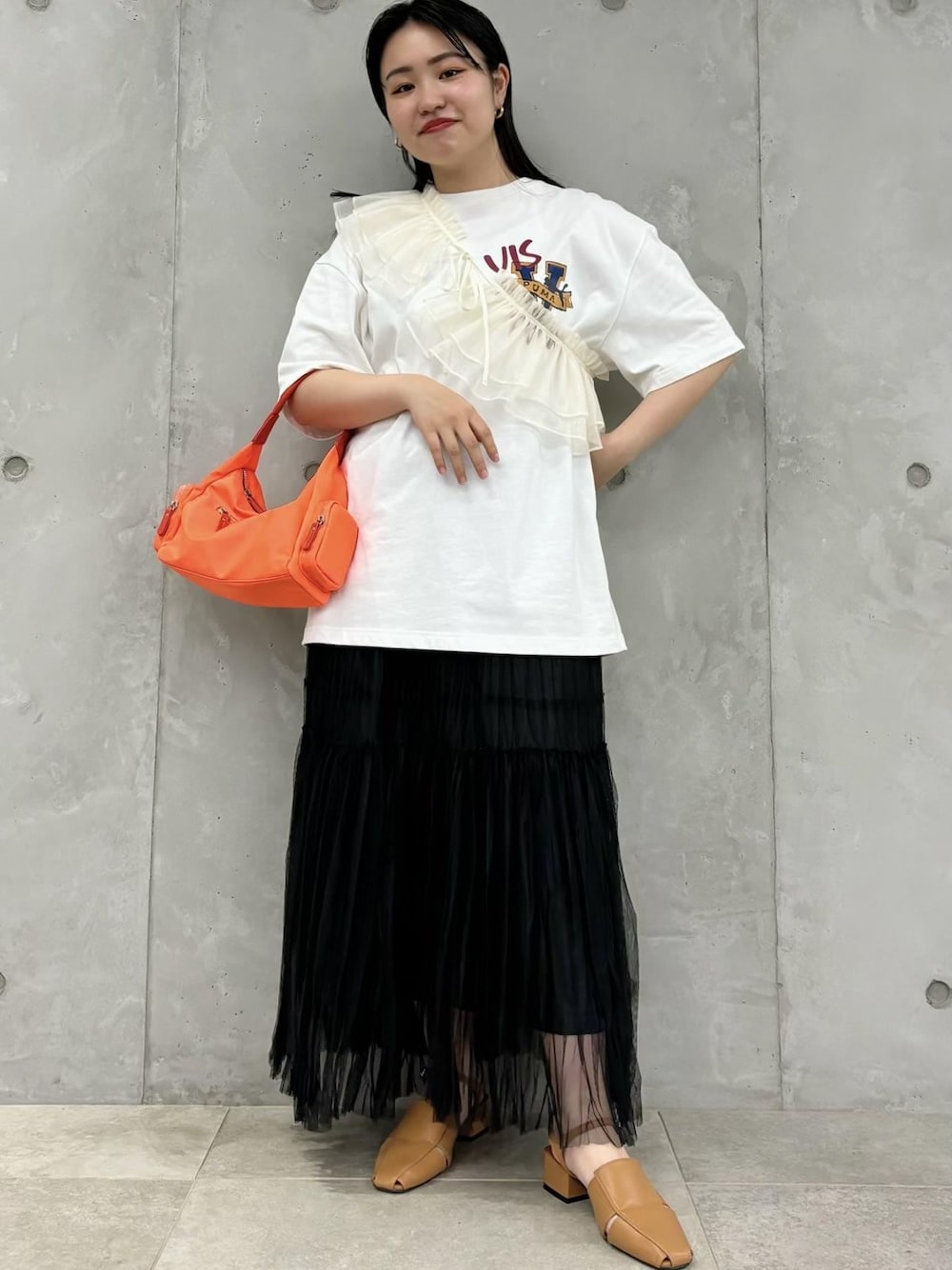 「154㎝、新作、お出かけ、24SS、PUMA、ハンドバッグ、オレンジ、Tシャツ、半袖、レース、フリル、プリント、ブラック、スカート、ロング」｜「Juzeのクローズトゥサンダル（サンダル、イエロー系）」を使った、MAIさん（レディース・154cm）の春コーディネートの1枚目の写真
