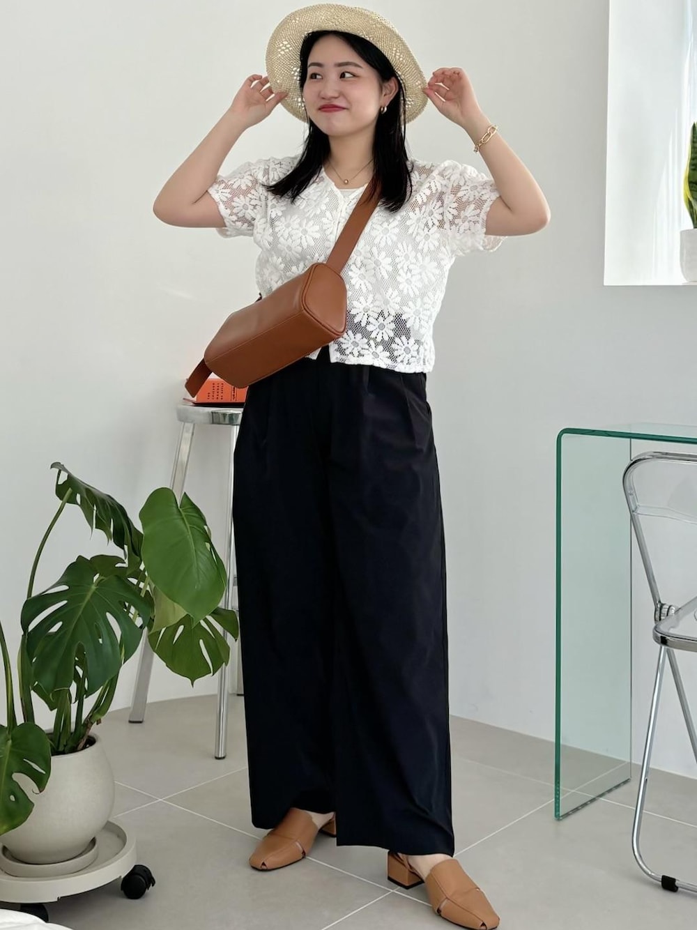 「154㎝、着映え、花柄、フェス、お出かけ、レース、ブラウス、ベージュ、ハット、つば広ハット、バケットハット、ショルダーバッグ、キャメル、ボディバッグ、ホワイト」｜「VISの横長ショルダーバッグ（ショルダーバッグ、ブラウン系）」を使った、MAIさん（レディース・154cm）の春コーディネートの1枚目の写真