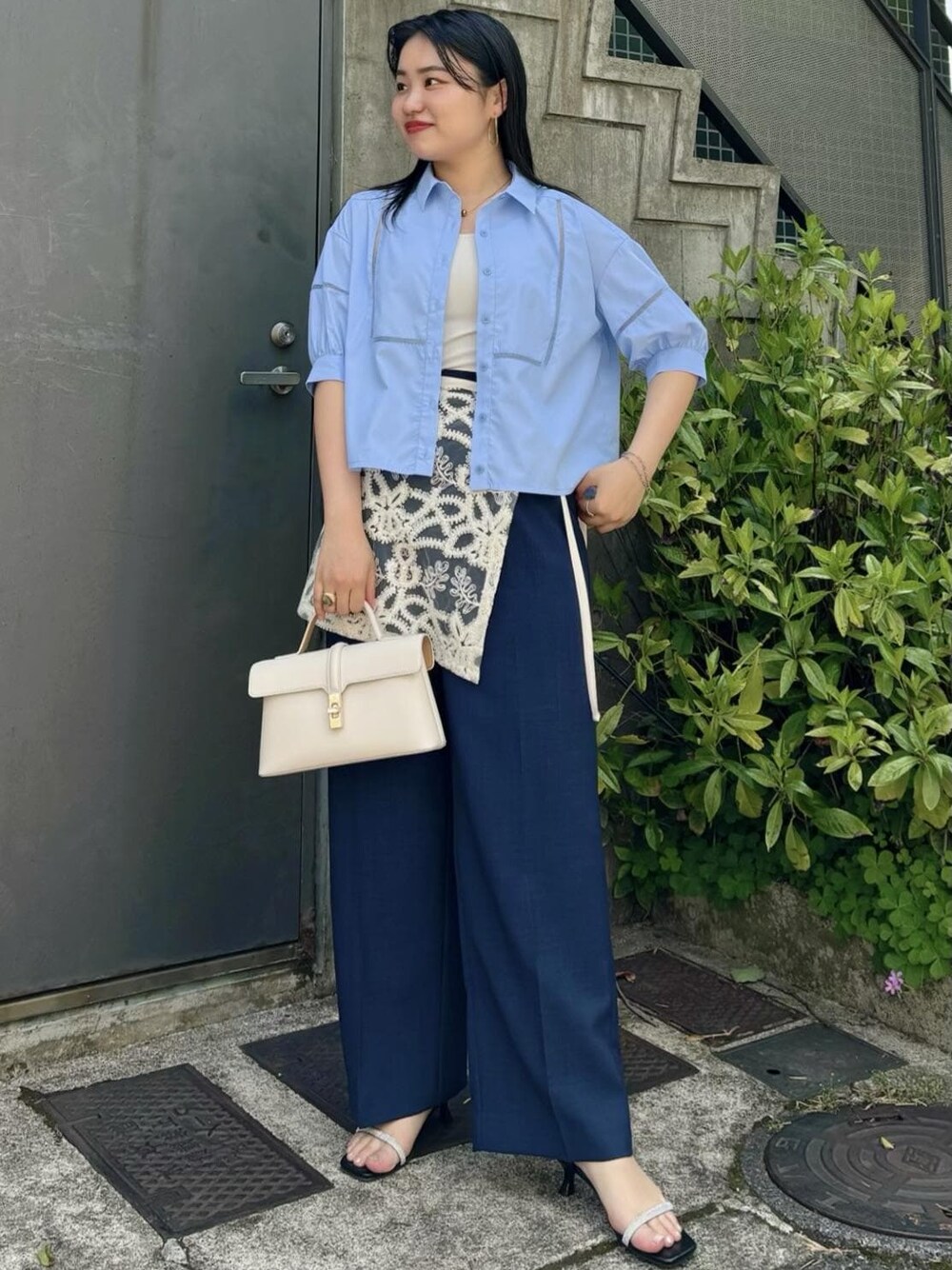 「154㎝、体型カバー、レイヤード、ハンドバッグ、ミニ、ブルー、シャツ、半袖、ライトブルー、パンツ、ネイビー、ワイド、十分丈、サンダル、ヒール」｜「VISの【追加/新色】【2WAY】ひねり金具ワンハンドルミニショルダーバッグ（ショルダーバッグ、ホワイト系）」を使った、MAIさん（レディース・154cm）の夏コーディネートの1枚目の写真