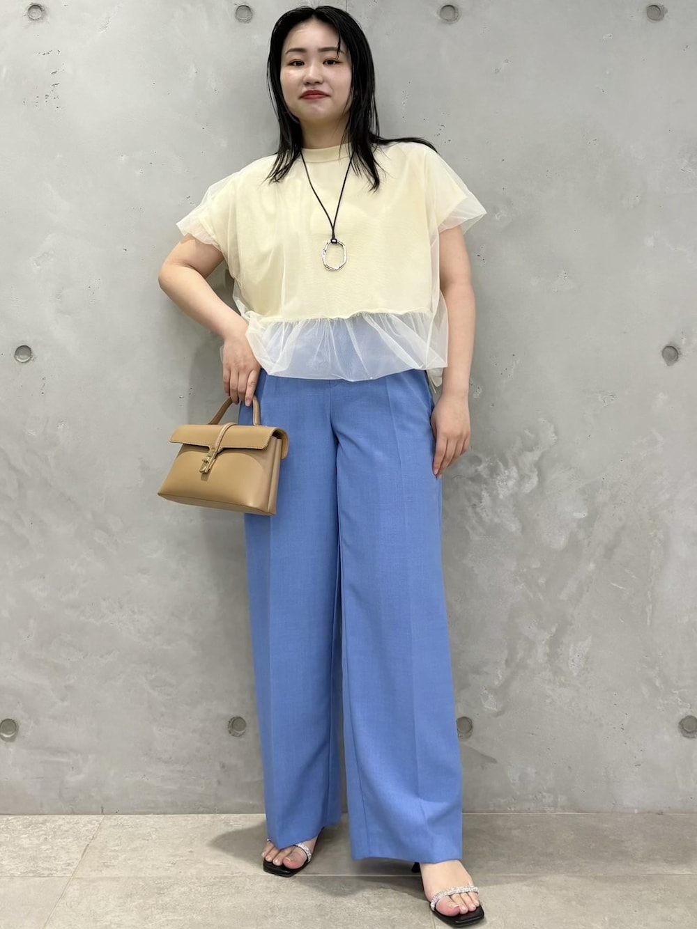 「予約、154㎝、春コーデ、チュール、ベージュ、ハンドバッグ、ミニ、ワンハンドル、パンツ、ブルー、ワイド、十分丈、ストレート、ヒール、ストラップサンダル」｜「VISの【2WAY】チュールリバーシブルプルオーバー（Tシャツ/カットソー、ホワイト系）」を使った、MAIさん（レディース・154cm）の春コーディネートの1枚目の写真